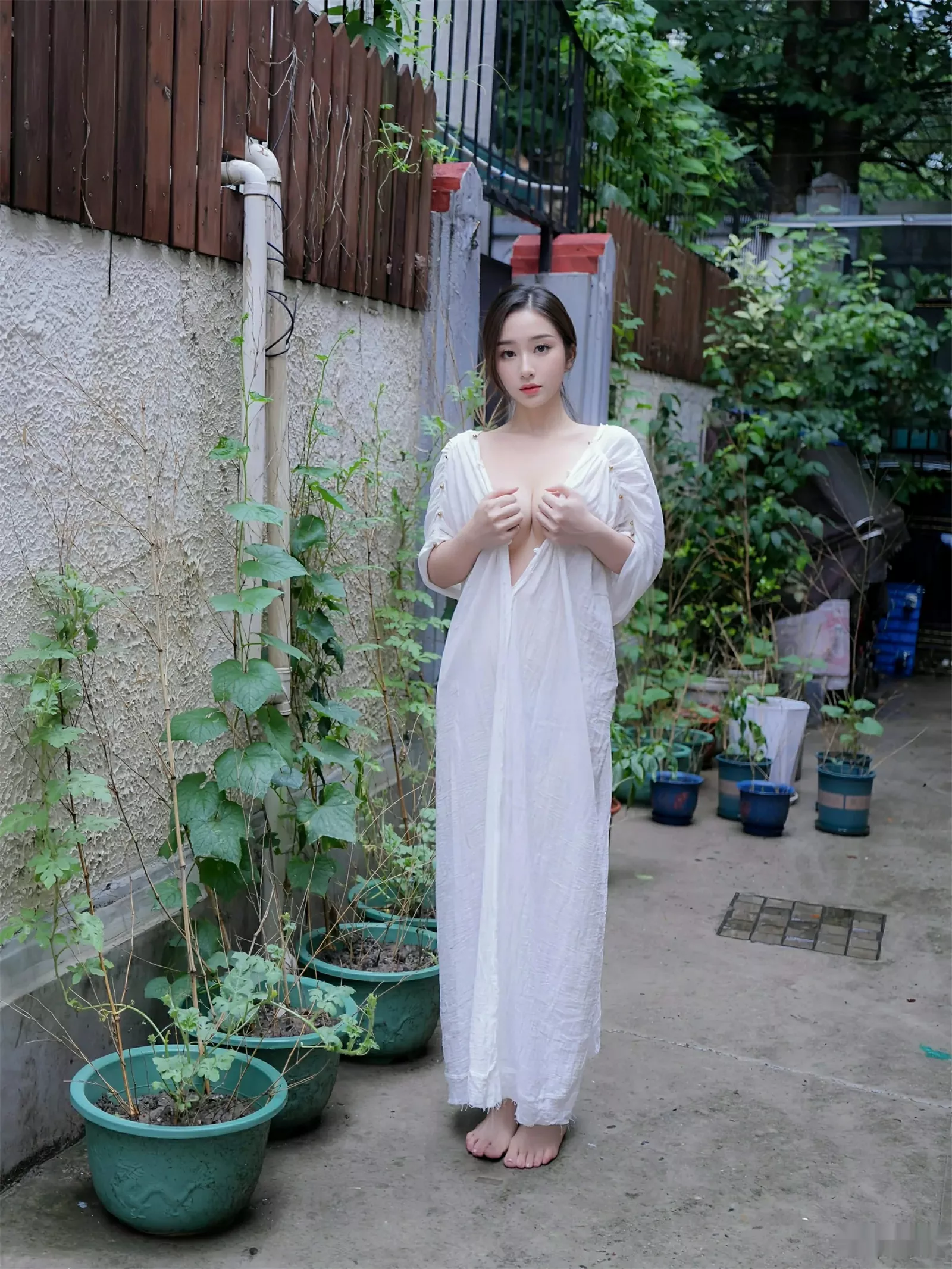   [XiuRen]高清写真图 2025.07.31 No.10603 楠芝 白色长袍第11张图片