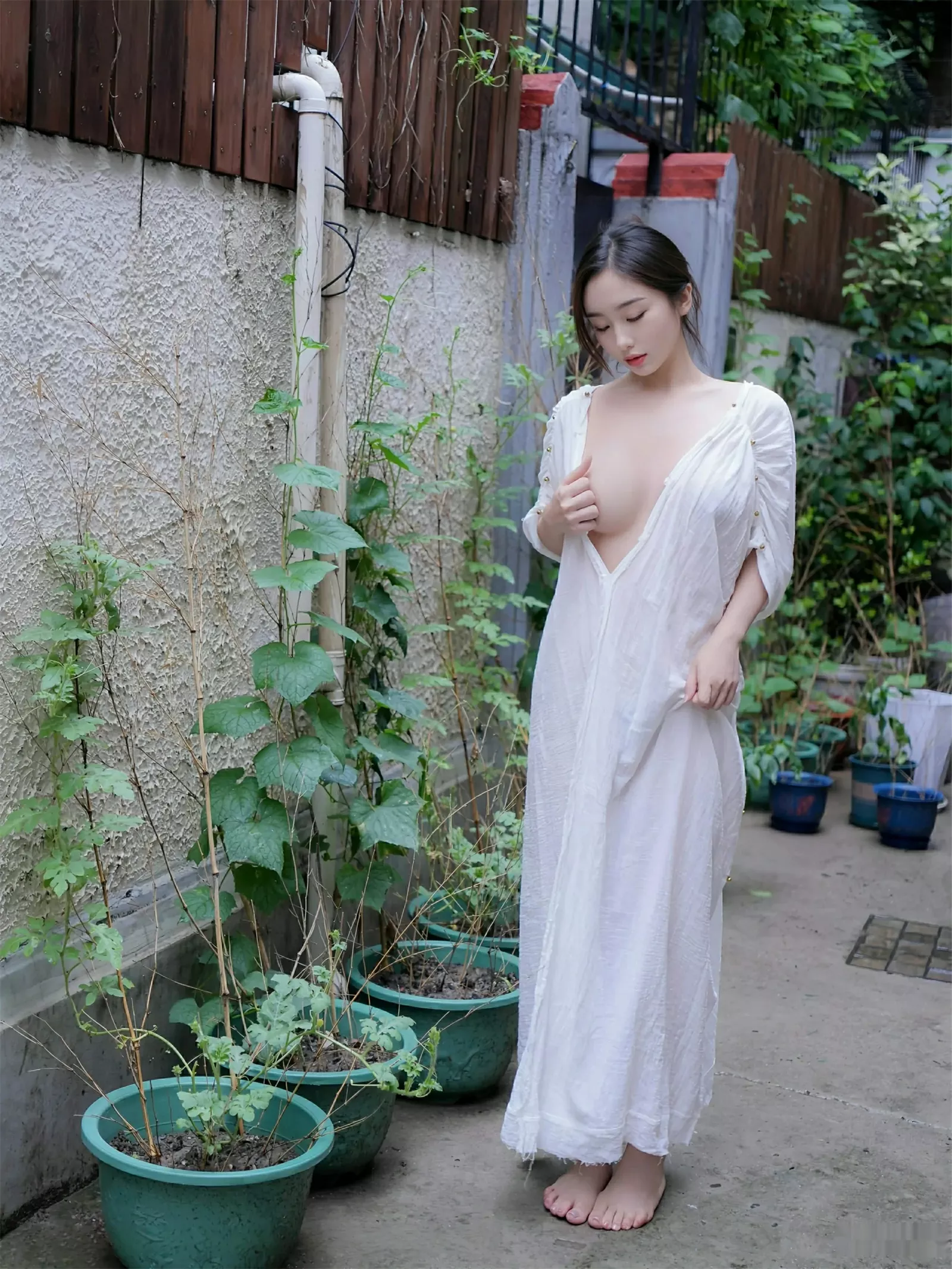   [XiuRen]高清写真图 2025.07.31 No.10603 楠芝 白色长袍第13张图片