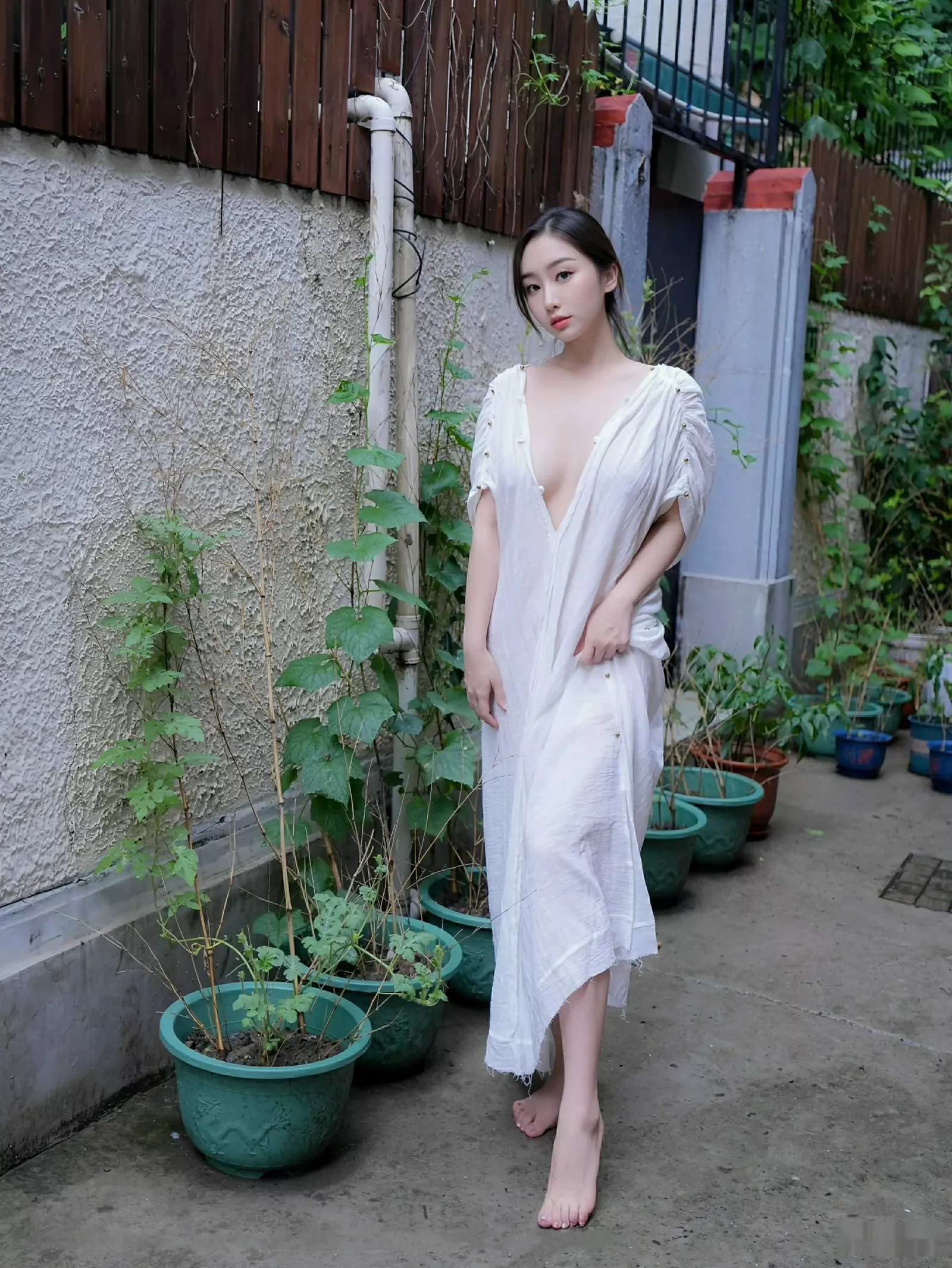   [XiuRen]高清写真图 2025.07.31 No.10603 楠芝 白色长袍第15张图片