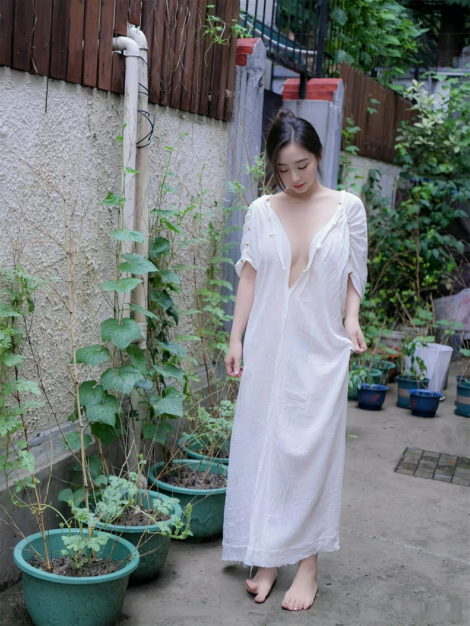   [XiuRen]高清写真图 2025.07.31 No.10603 楠芝 白色长袍第17张图片