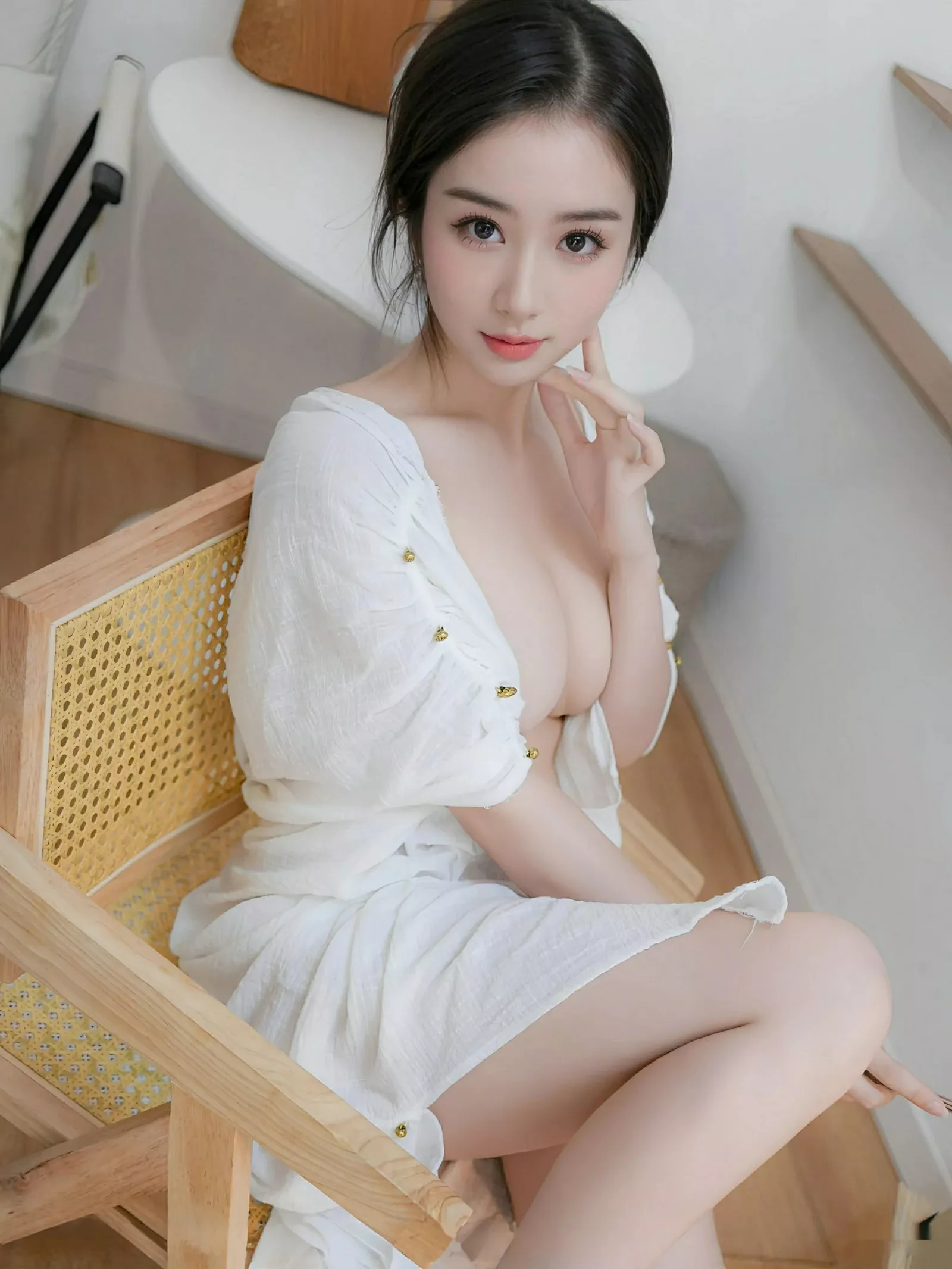   [XiuRen]高清写真图 2025.07.31 No.10603 楠芝 白色长袍第30张图片