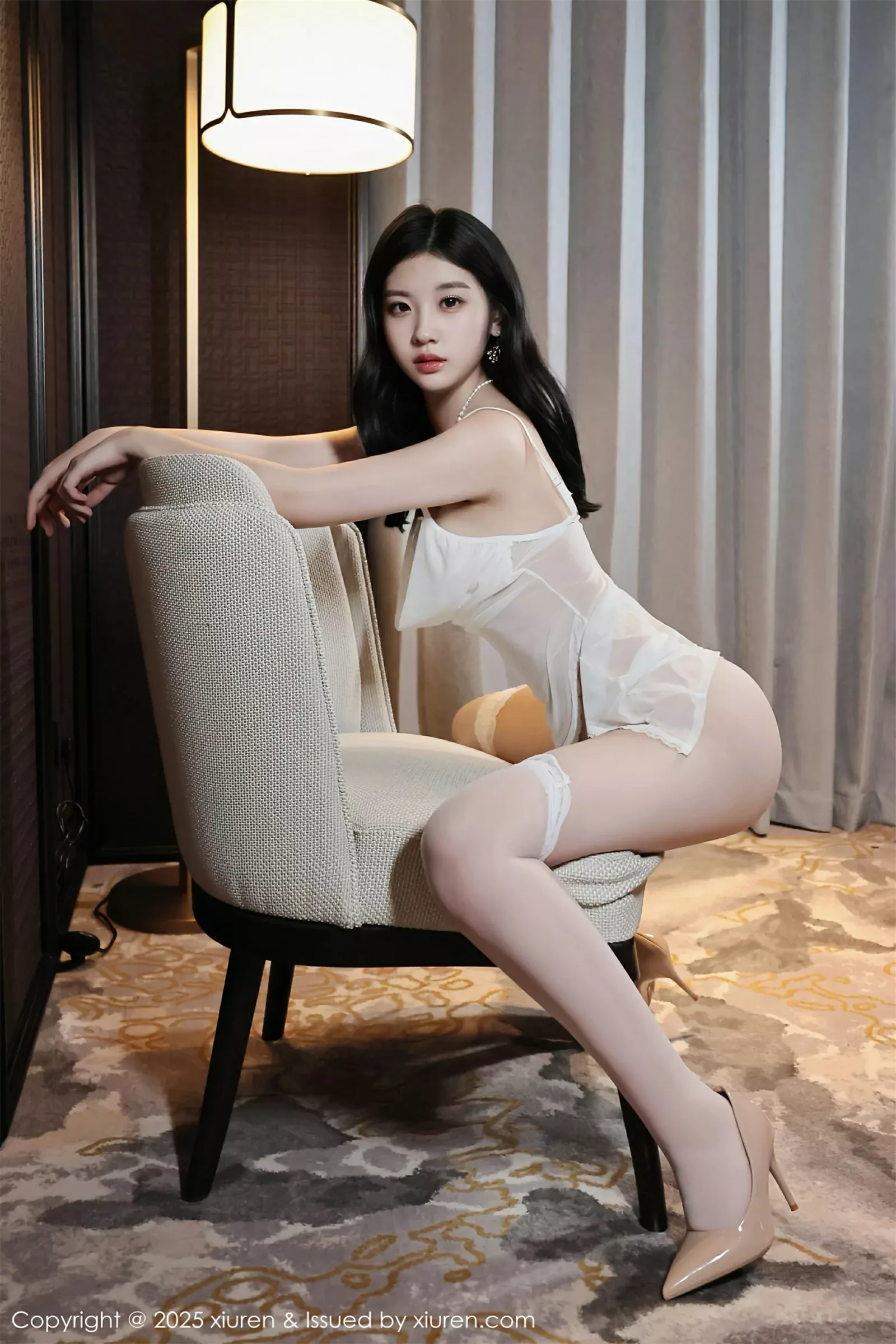   [XiuRen]高清写真图 2025.08.01 No.10609 小芭乐 白色睡裙第20张图片