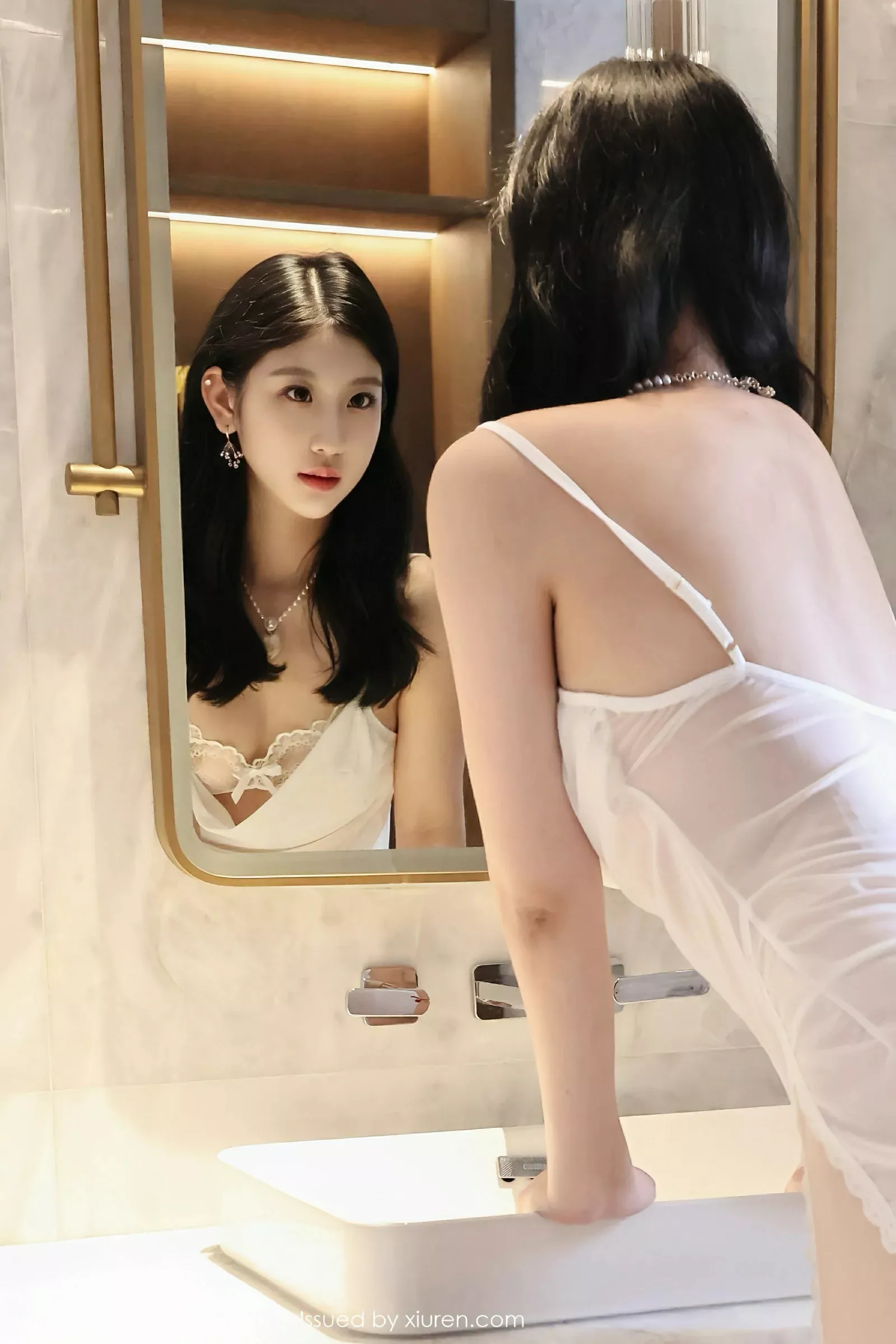   [XiuRen]高清写真图 2025.08.01 No.10609 小芭乐 白色睡裙第49张图片