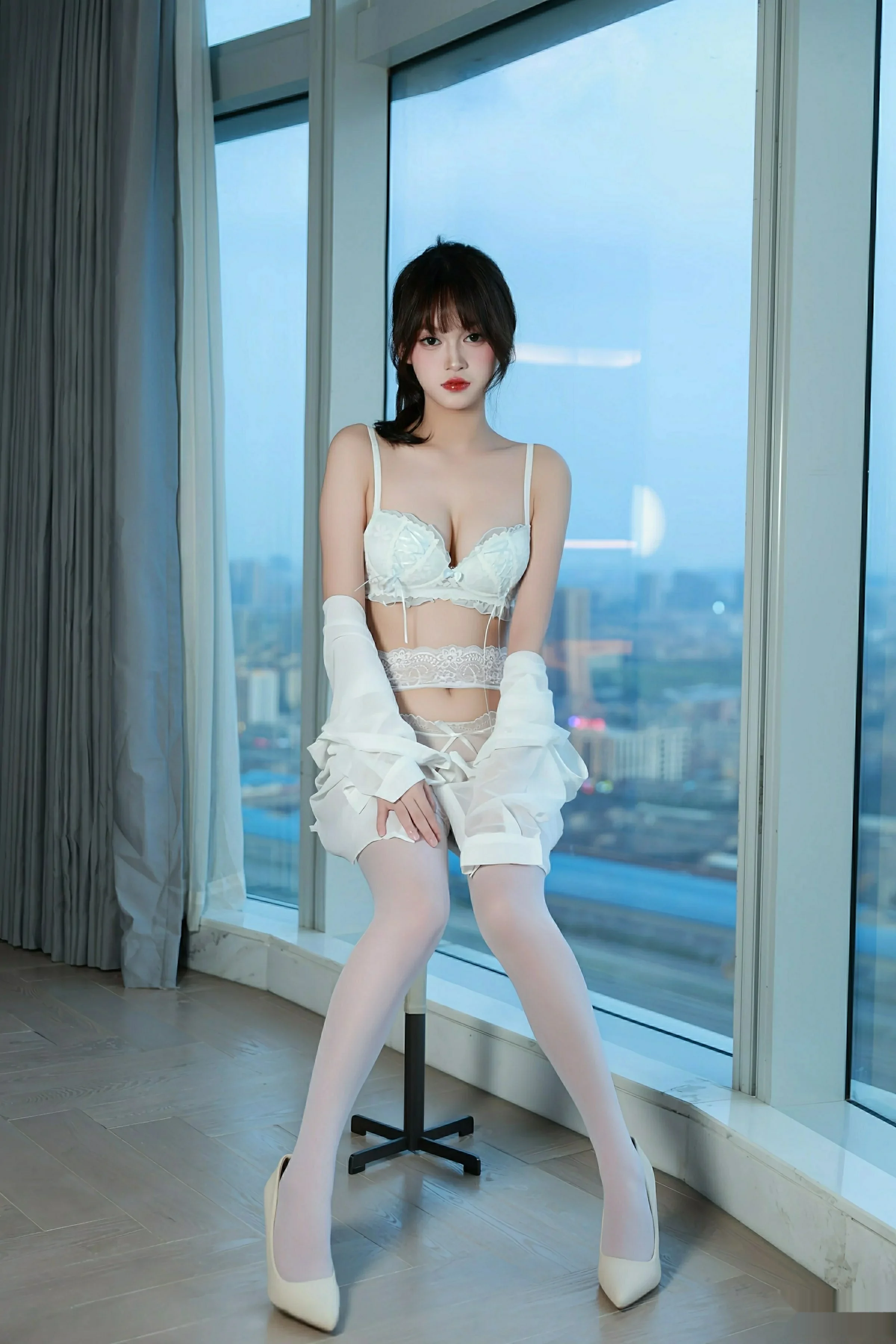   [XiuRen]高清写真图 2025.08.13 No.10642 糯咪 白色衬衫第15张图片