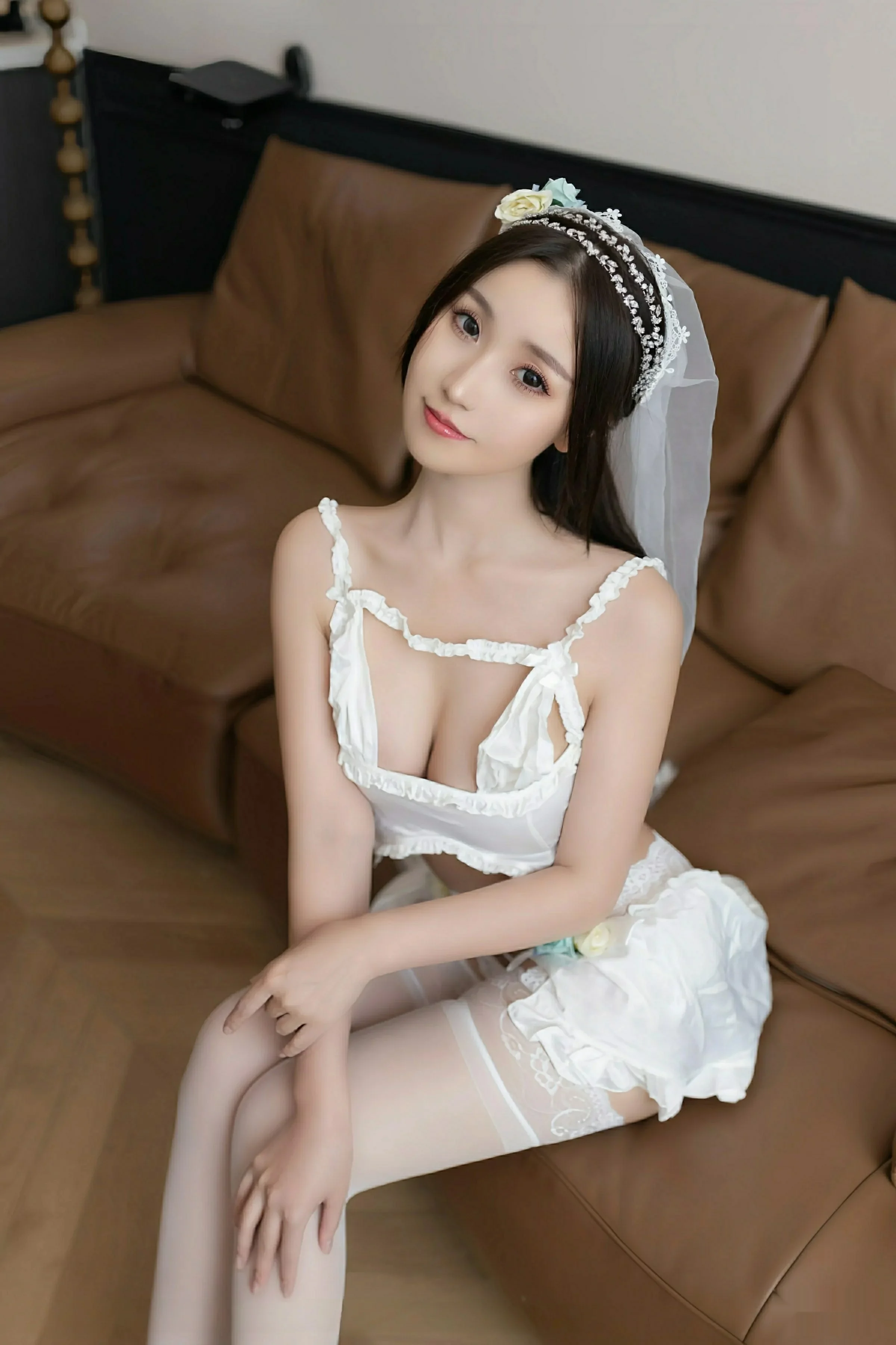   [XiuRen]高清写真图 2025.08.13 No.10644 杏子Yada 白色丝袜第4张图片