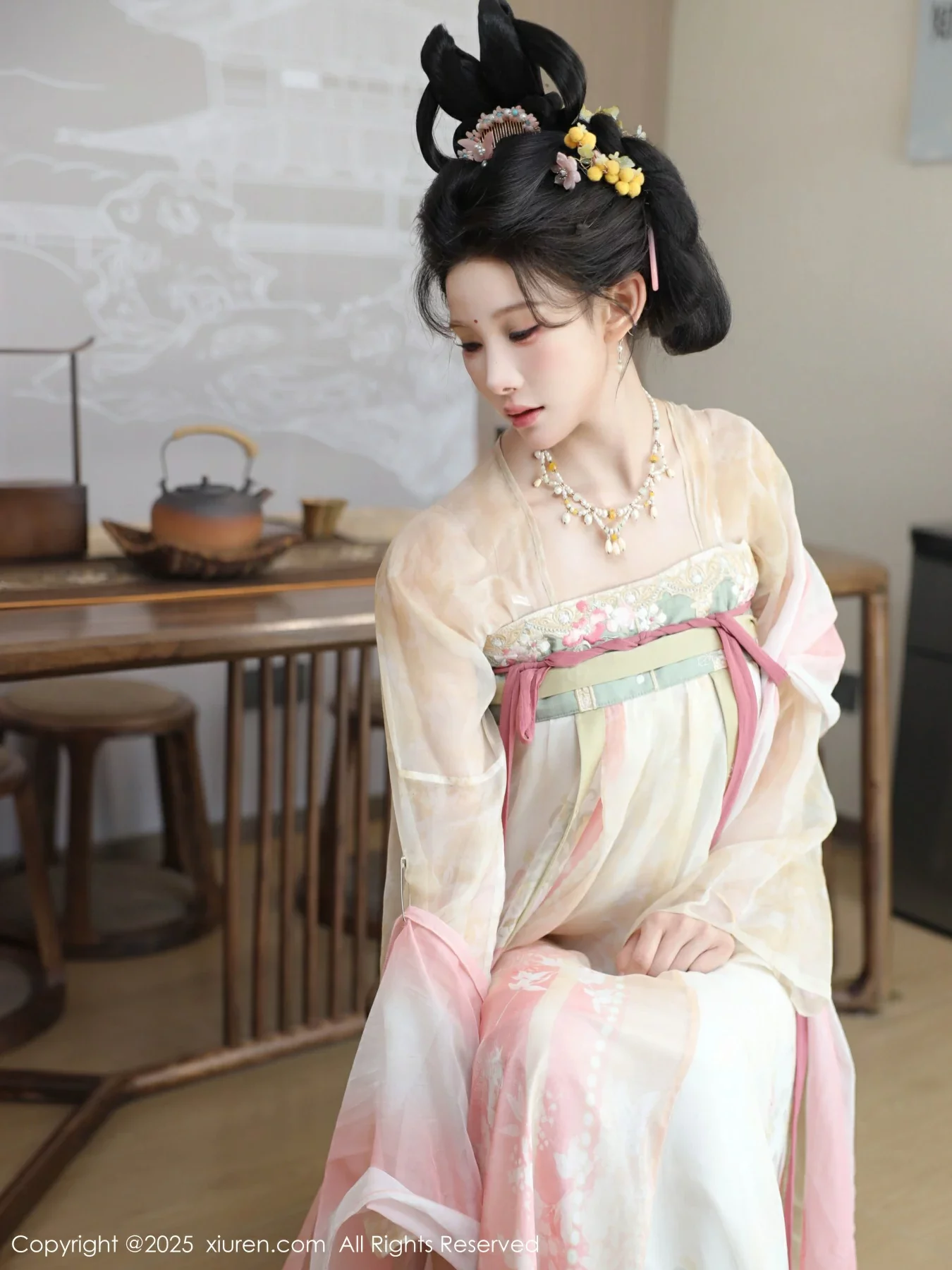   [XiuRen]高清写真图 2025.08.13 No.10645 梨霜儿 古装服饰第19张图片