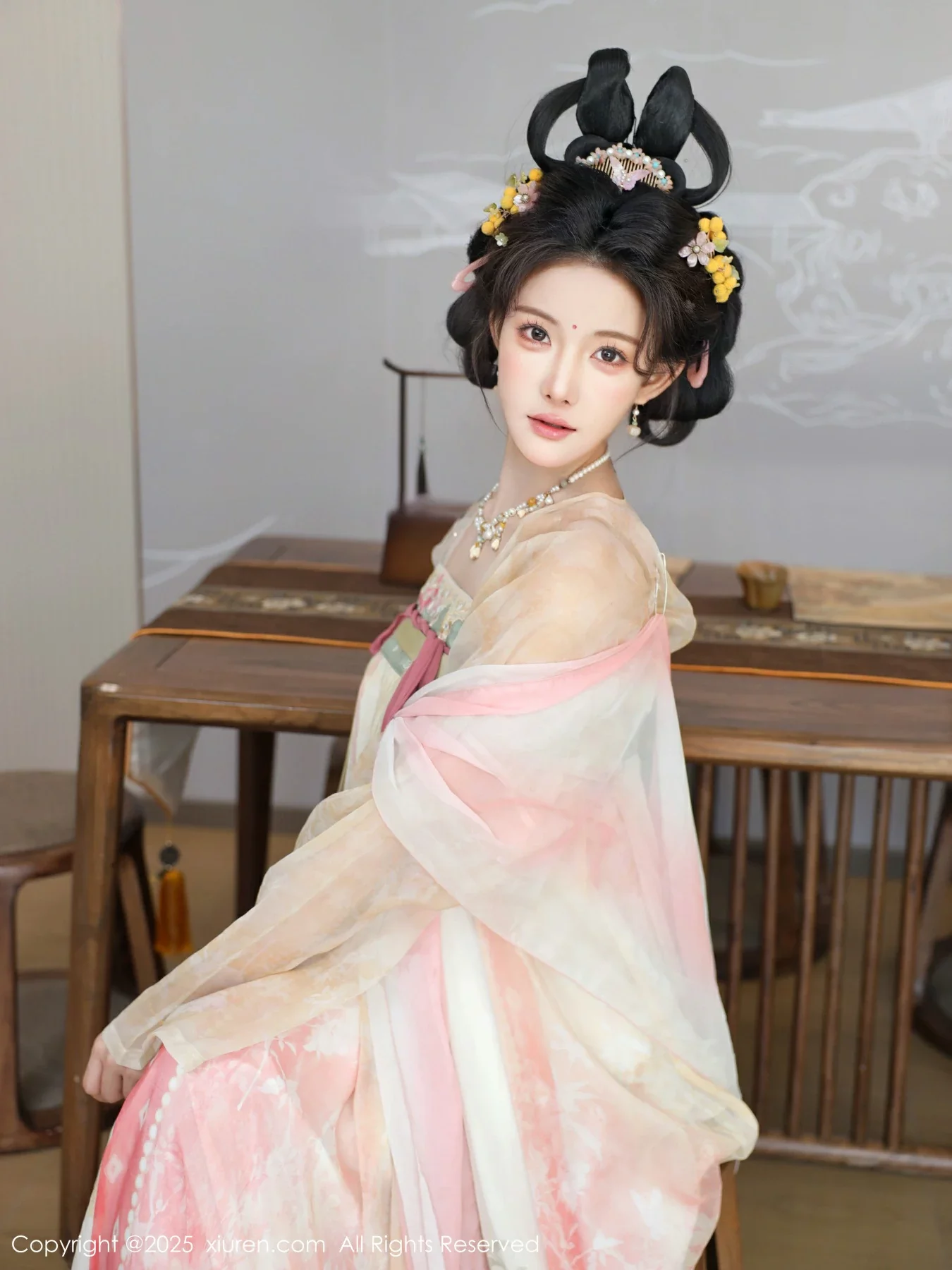   [XiuRen]高清写真图 2025.08.13 No.10645 梨霜儿 古装服饰第23张图片