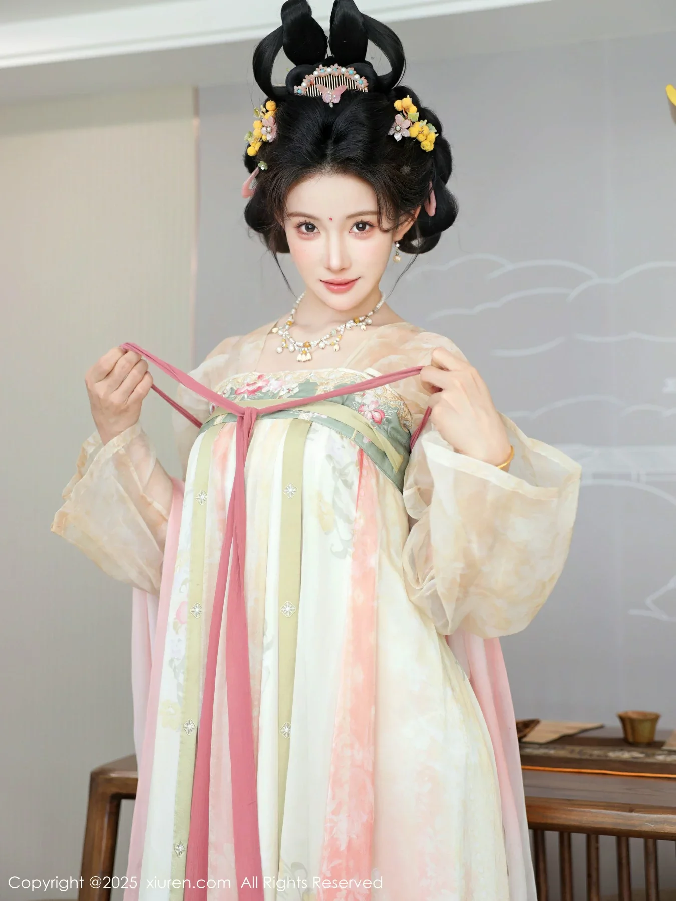   [XiuRen]高清写真图 2025.08.13 No.10645 梨霜儿 古装服饰第49张图片