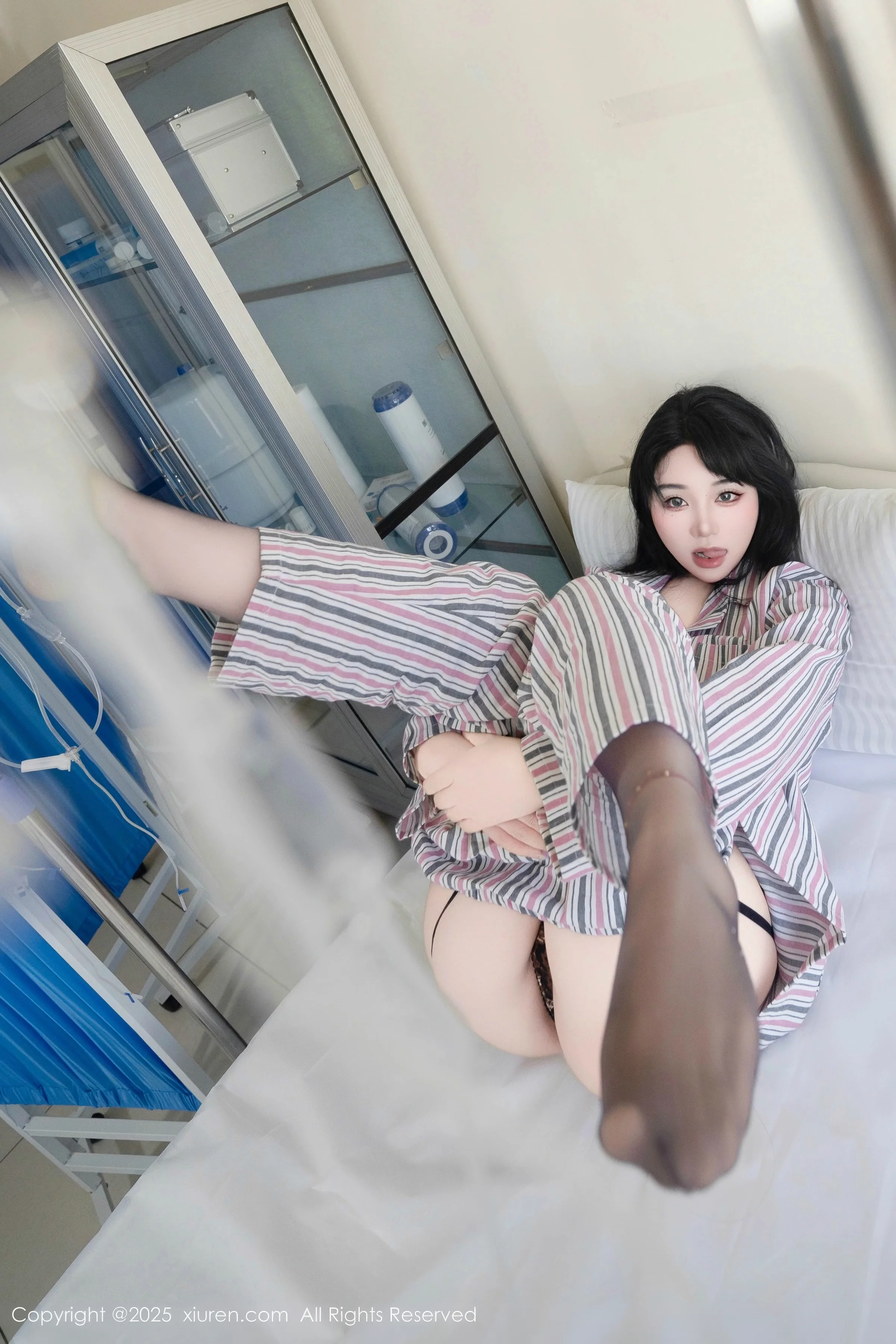   [XiuRen]高清写真图 2025.08.14 No.10648 汐汐爱吃草莓 舌吐莲花第27张图片