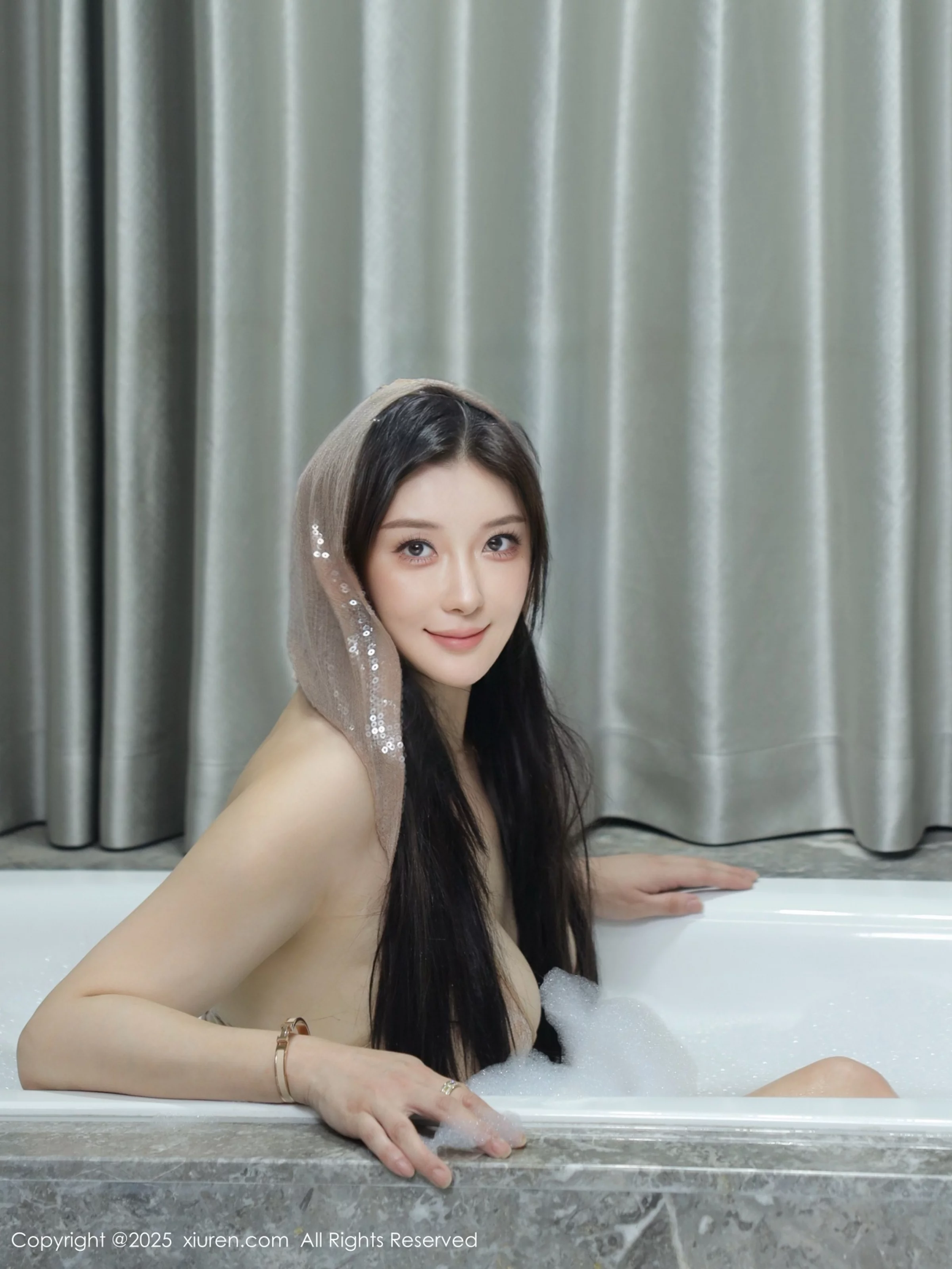   [XiuRen]高清写真图 2025.08.14 No.10649 苏一诺 亮片比基尼第41张图片