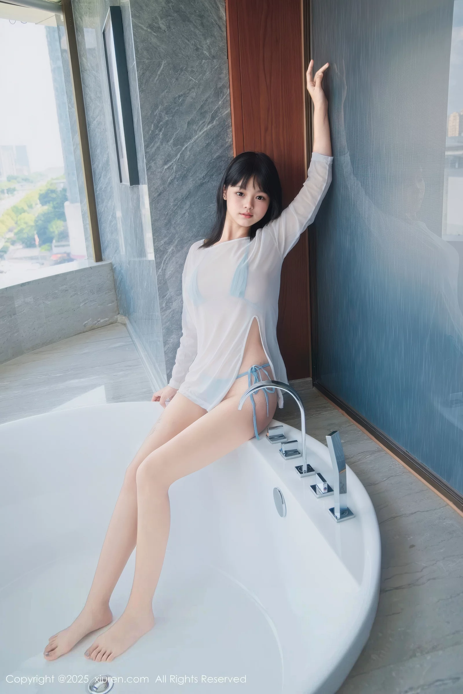   [XiuRen]高清写真图 2025.08.15 No.10651 小泠 蓝色比基尼第17张图片
