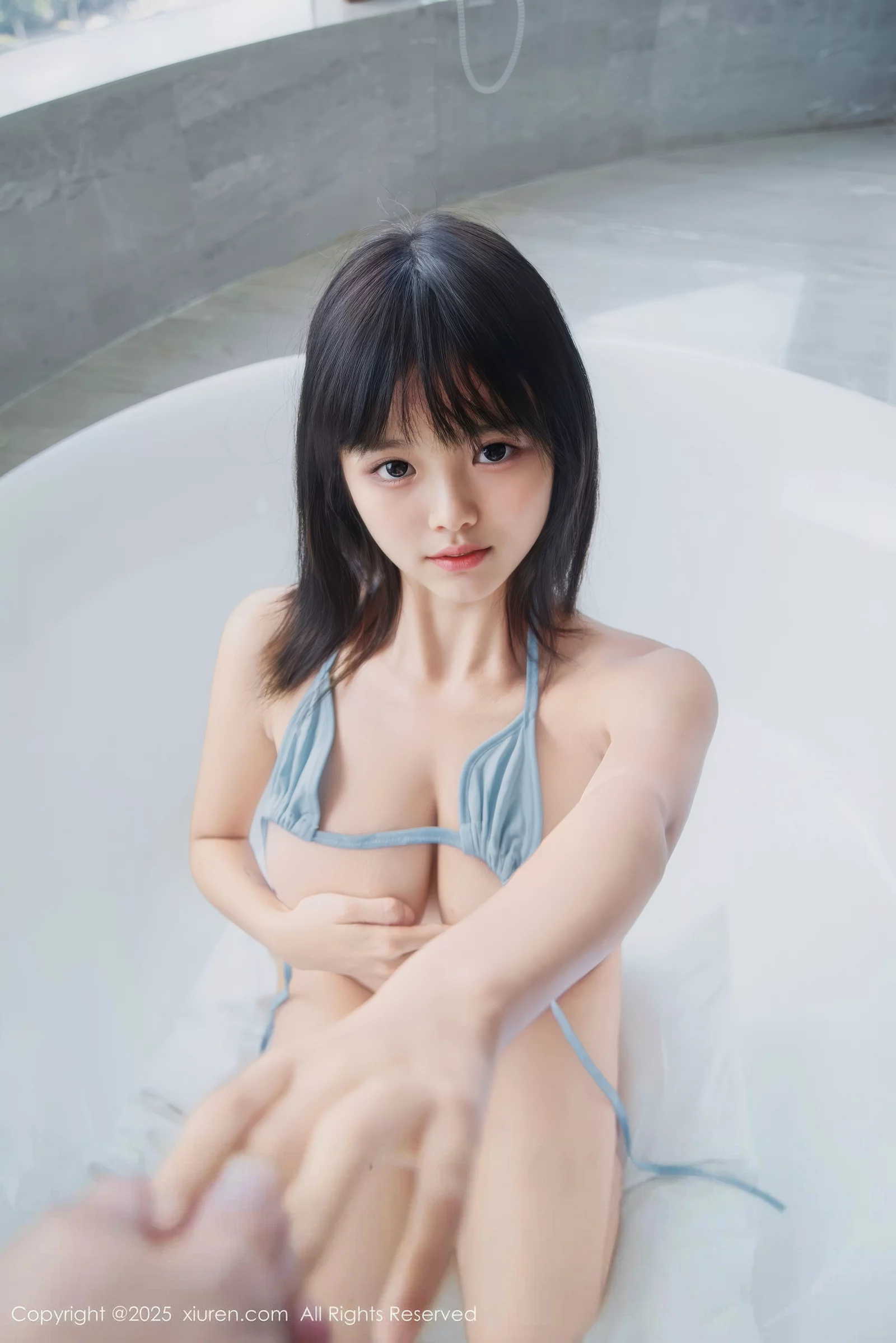   [XiuRen]高清写真图 2025.08.15 No.10651 小泠 蓝色比基尼第61张图片