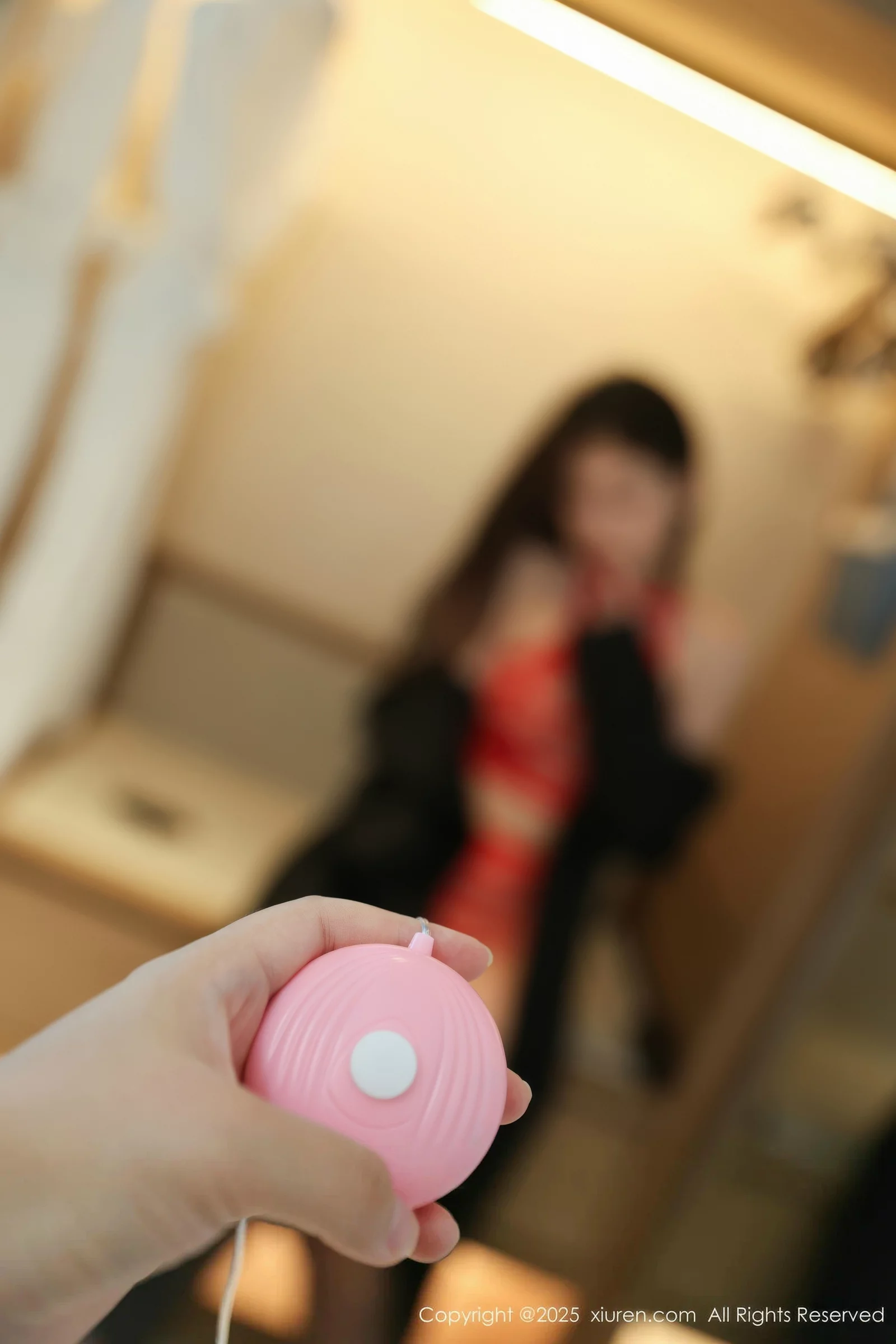   [XiuRen]高清写真图 2025.08.15 No.10652 刘婷婷 黑色风衣第16张图片