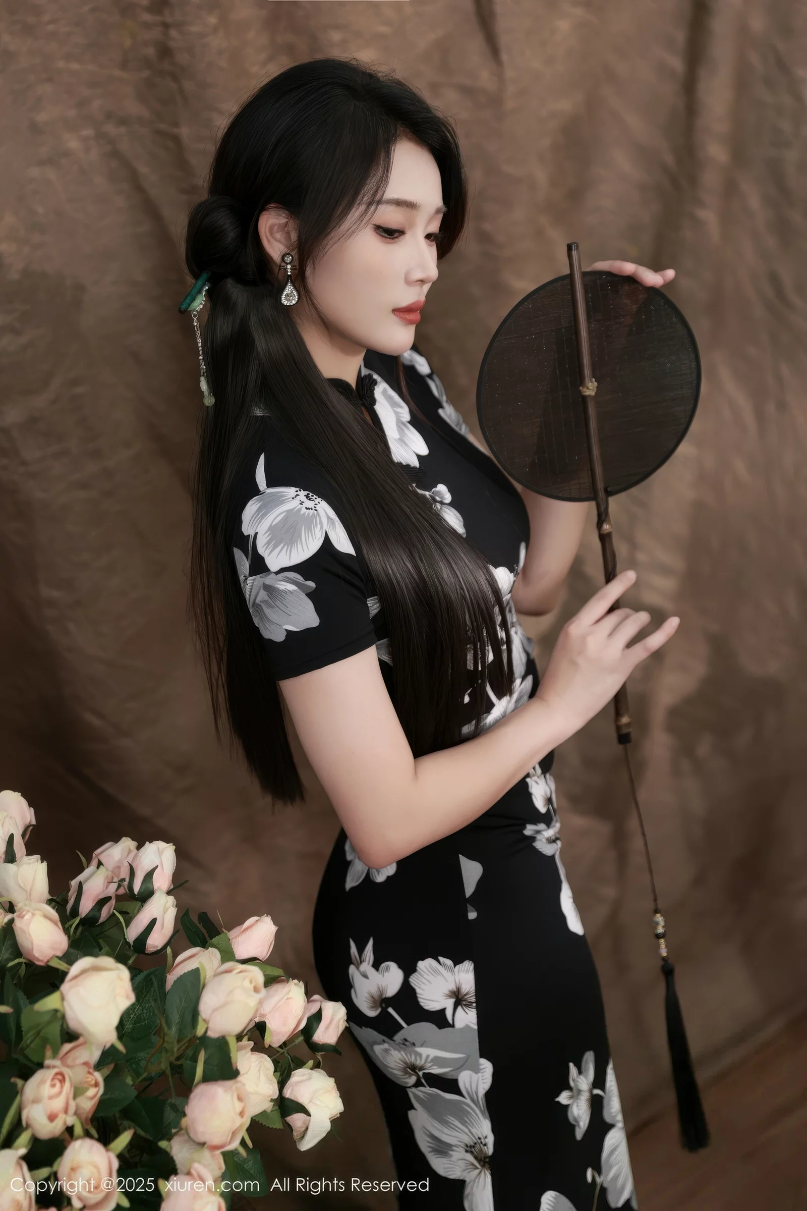   [XiuRen]高清写真图 2025.08.15 No.10655 南乔 黑色旗袍第9张图片