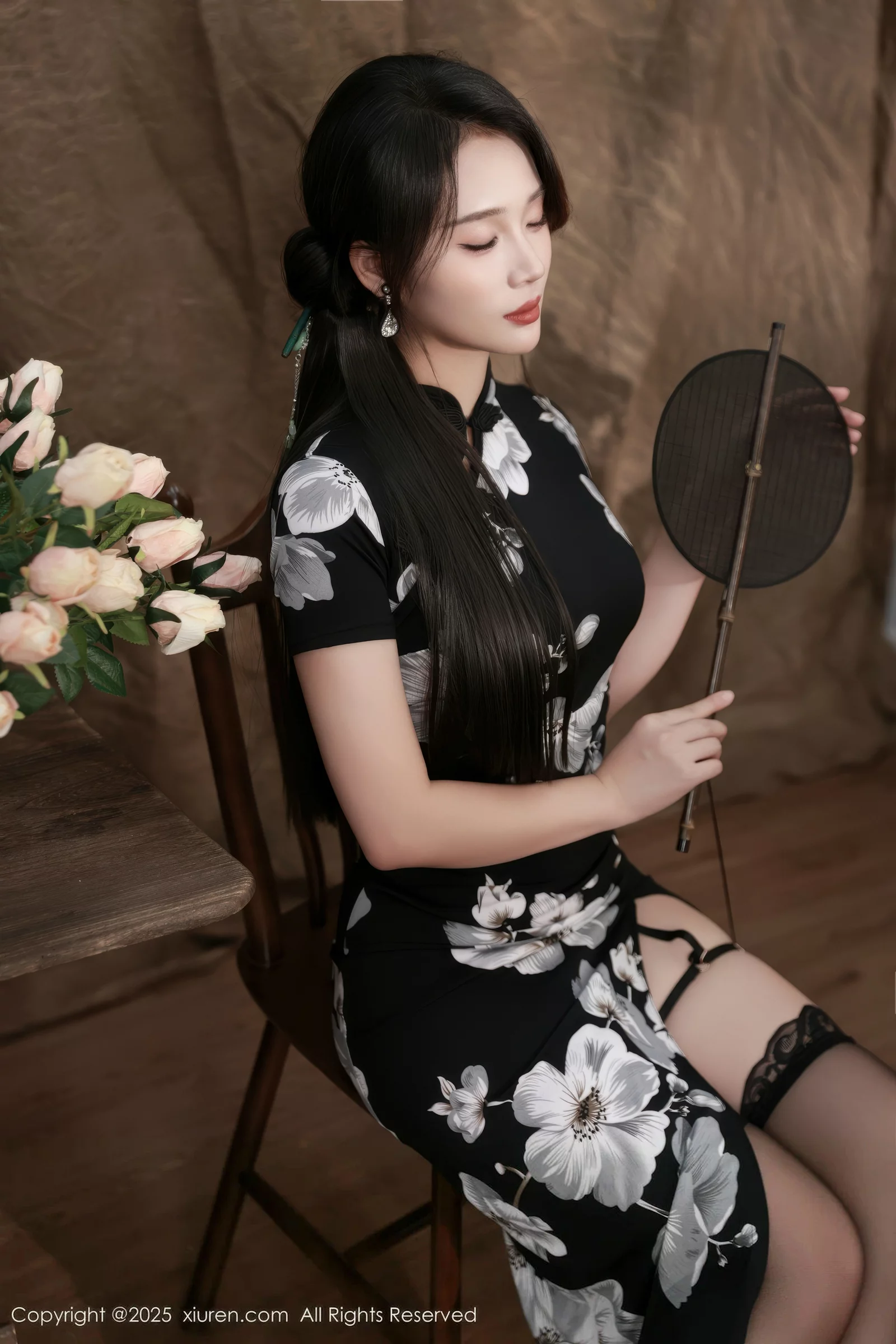   [XiuRen]高清写真图 2025.08.15 No.10655 南乔 黑色旗袍第11张图片