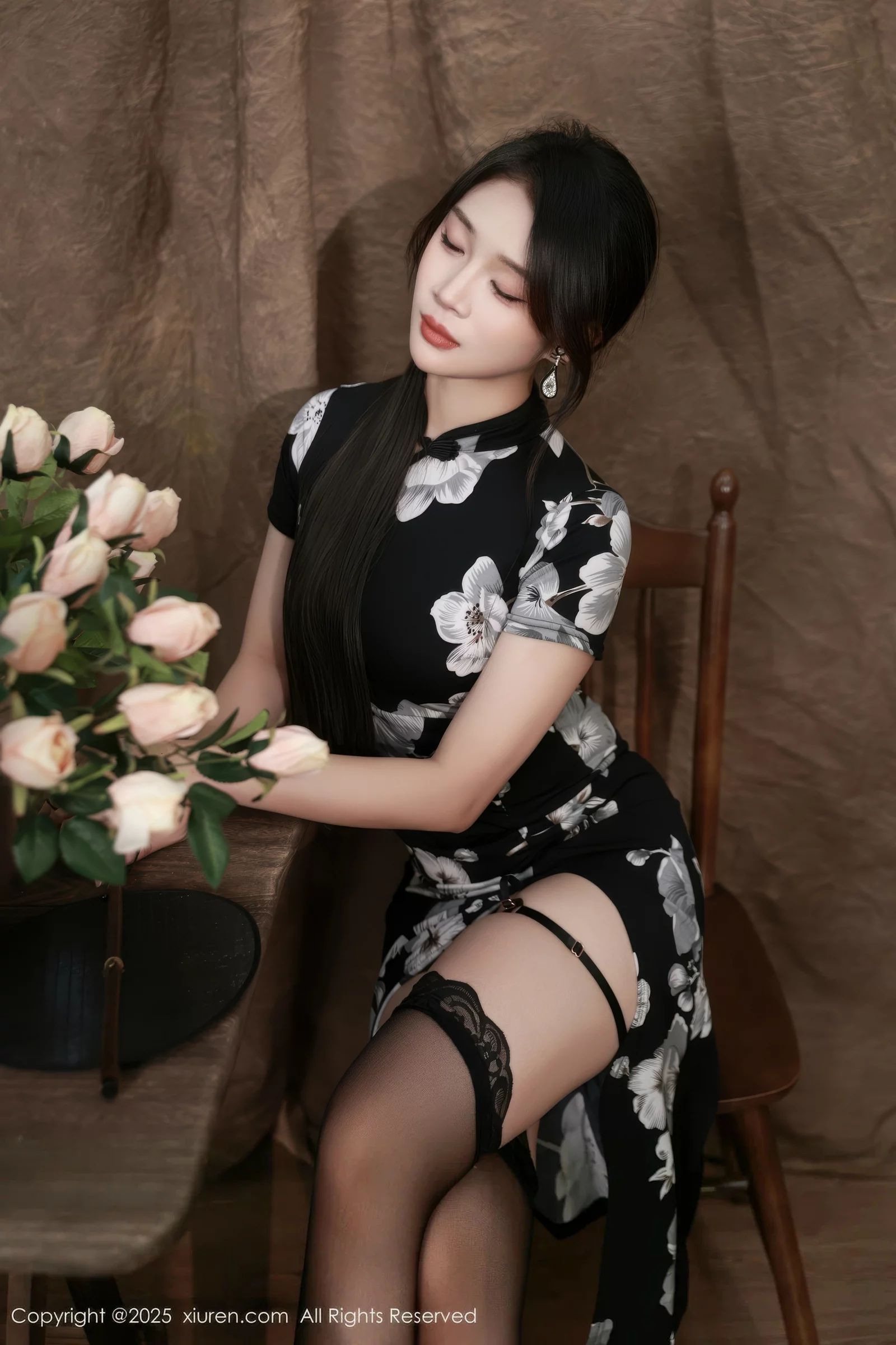   [XiuRen]高清写真图 2025.08.15 No.10655 南乔 黑色旗袍第13张图片