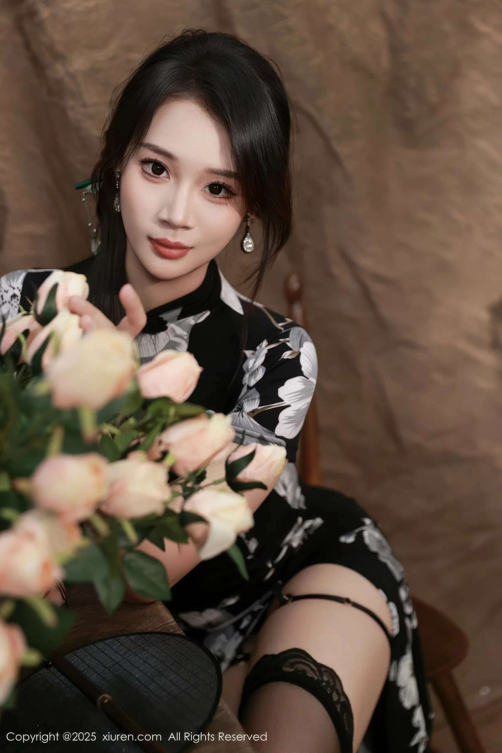   [XiuRen]高清写真图 2025.08.15 No.10655 南乔 黑色旗袍第15张图片
