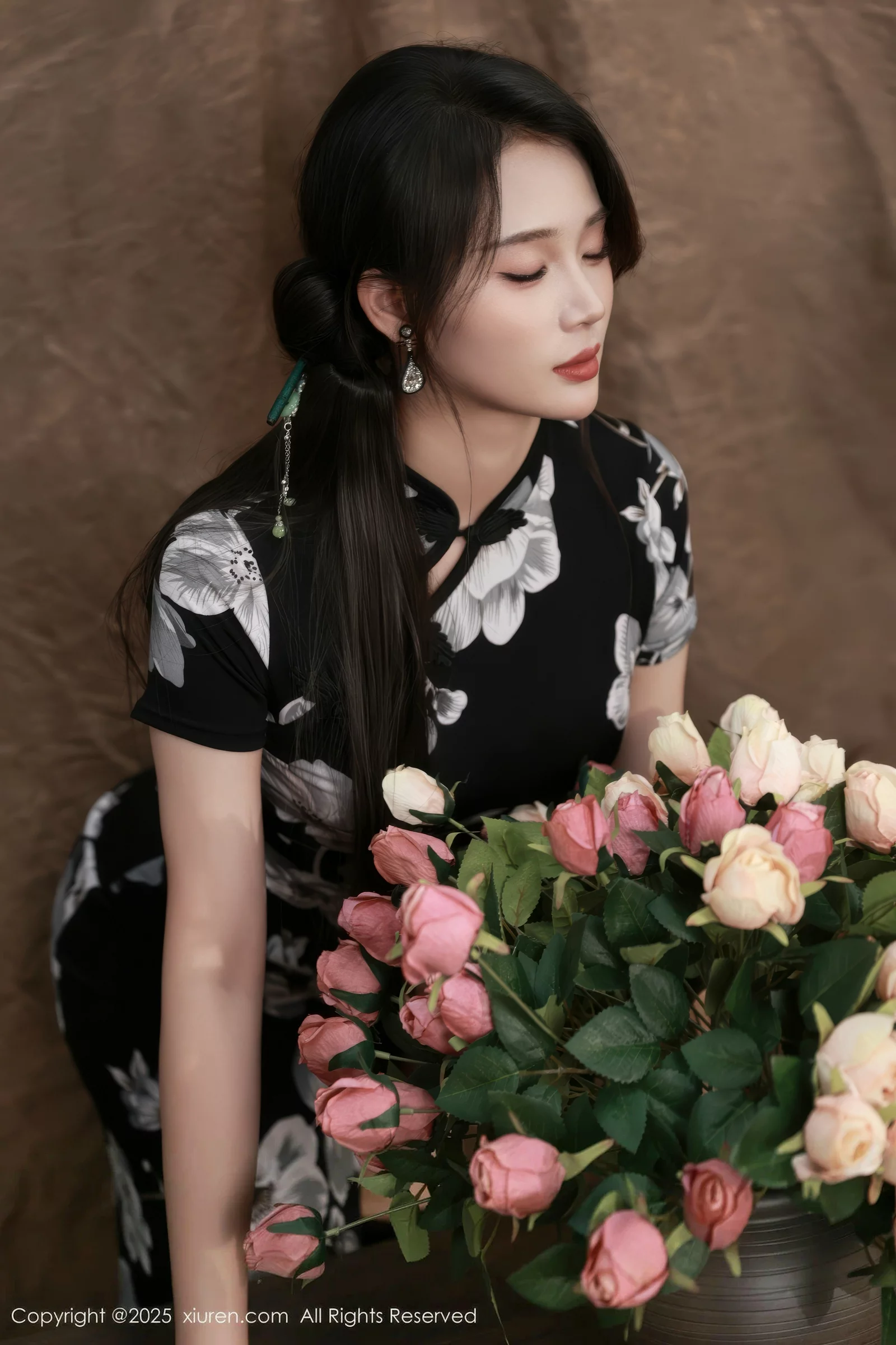   [XiuRen]高清写真图 2025.08.15 No.10655 南乔 黑色旗袍第21张图片