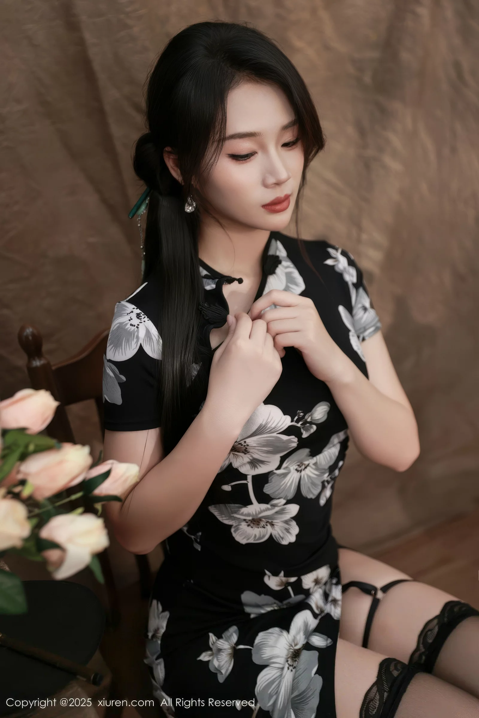   [XiuRen]高清写真图 2025.08.15 No.10655 南乔 黑色旗袍第26张图片