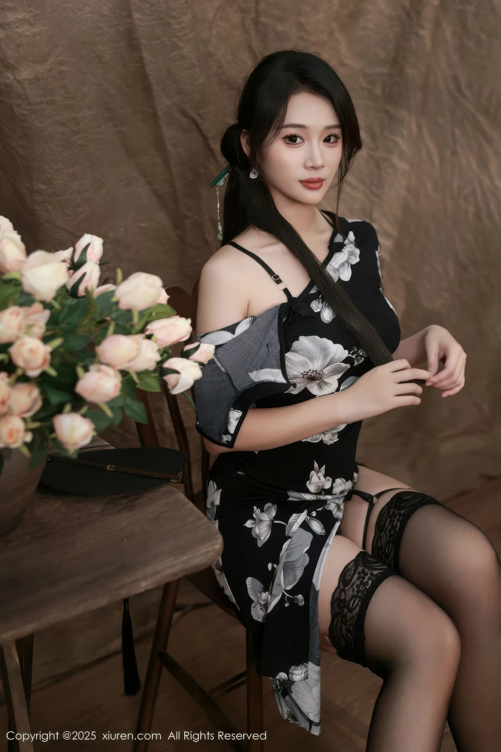   [XiuRen]高清写真图 2025.08.15 No.10655 南乔 黑色旗袍第27张图片