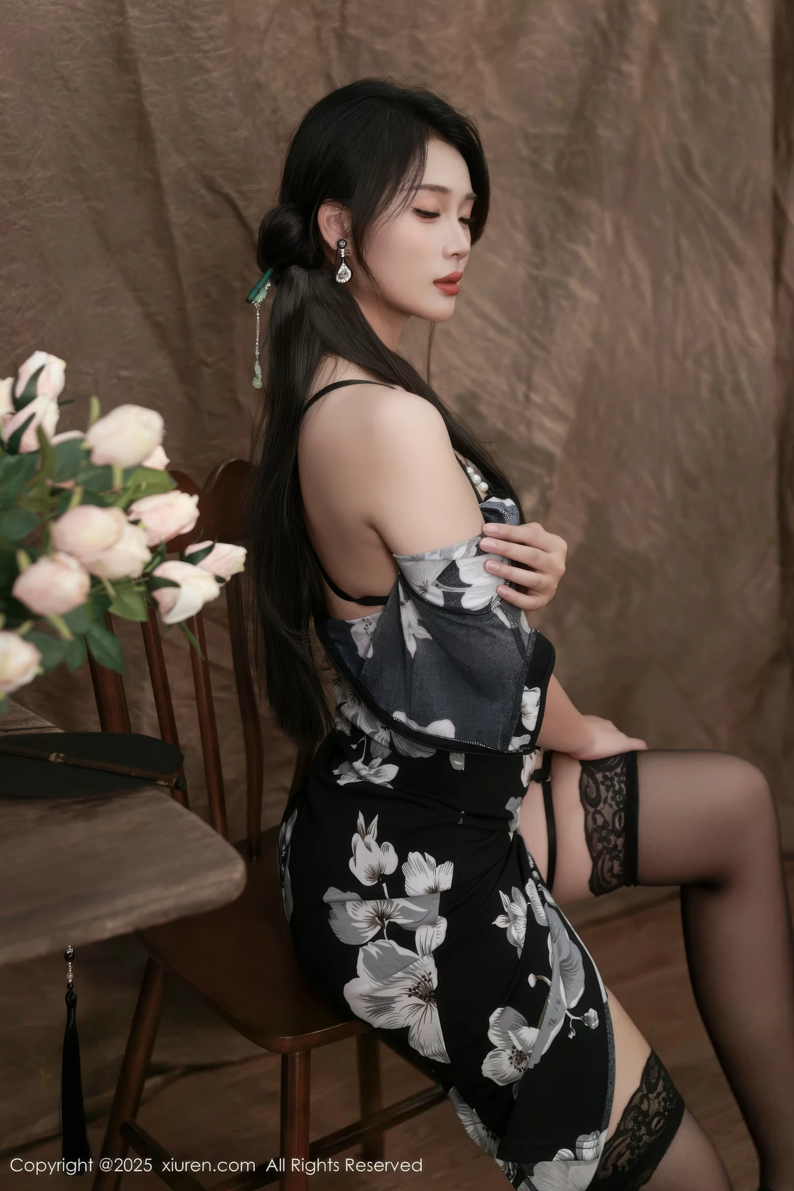   [XiuRen]高清写真图 2025.08.15 No.10655 南乔 黑色旗袍第29张图片
