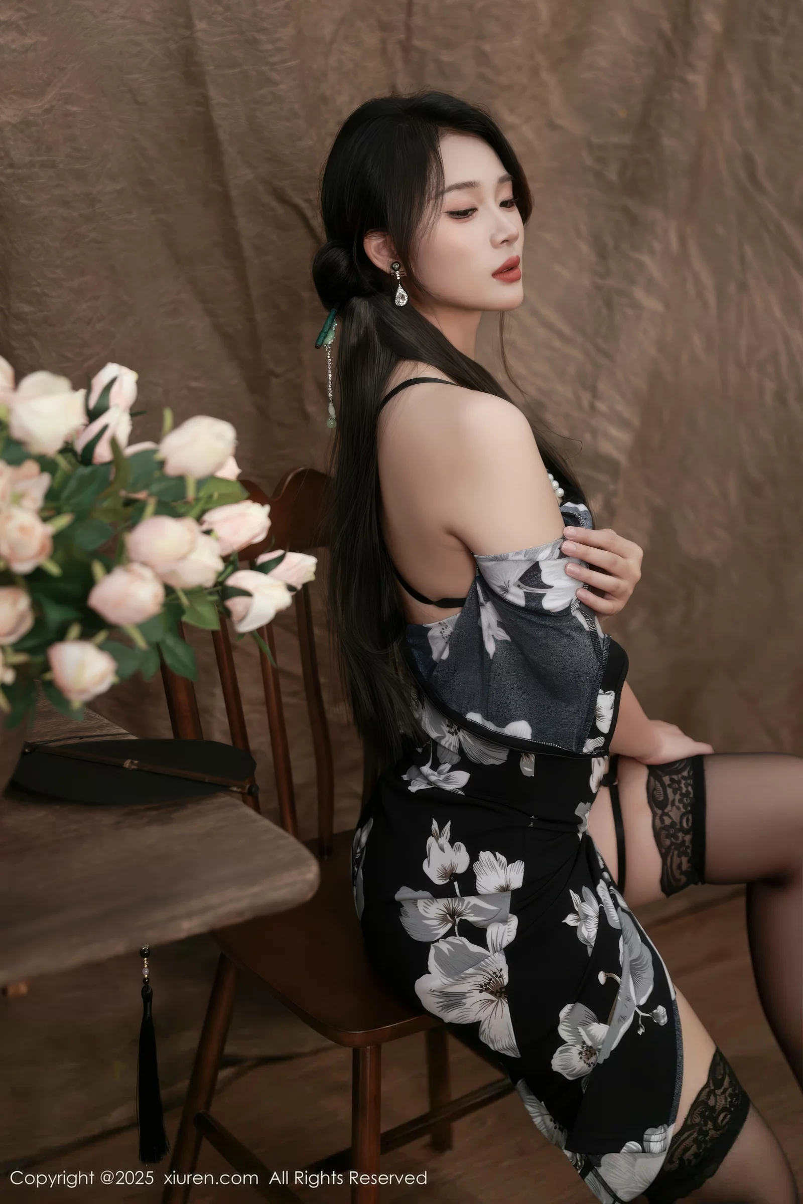   [XiuRen]高清写真图 2025.08.15 No.10655 南乔 黑色旗袍第30张图片