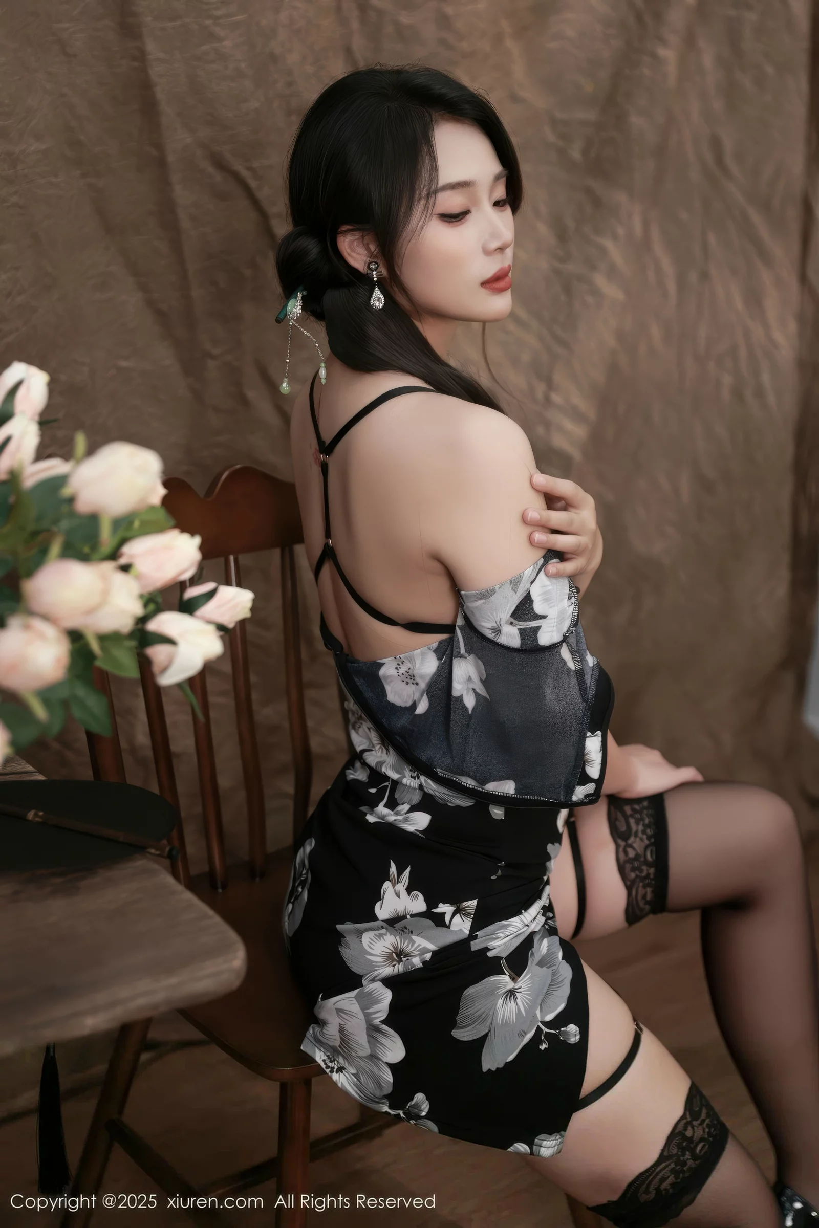   [XiuRen]高清写真图 2025.08.15 No.10655 南乔 黑色旗袍第32张图片