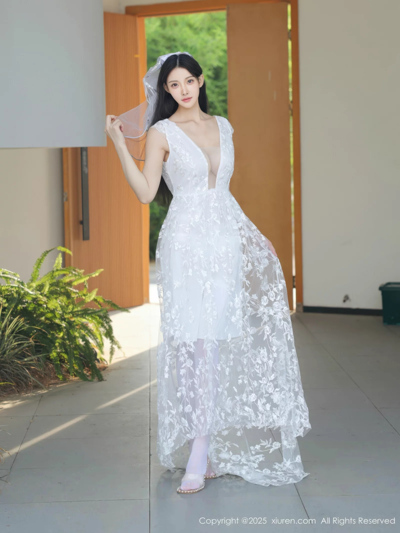   [XiuRen]高清写真图 2025.08.18 No.10661 梨霜儿 白色婚纱第3张图片