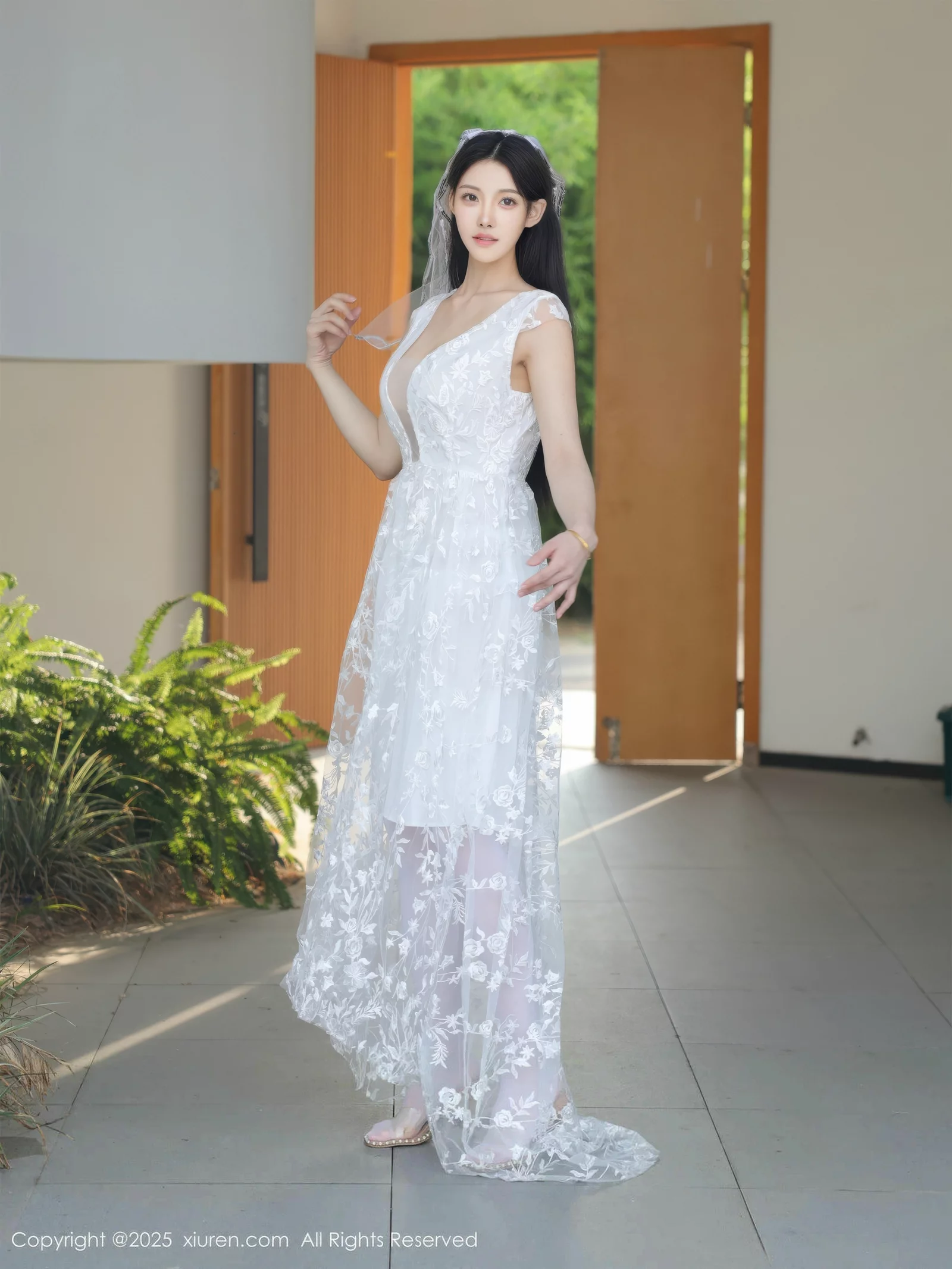   [XiuRen]高清写真图 2025.08.18 No.10661 梨霜儿 白色婚纱第4张图片