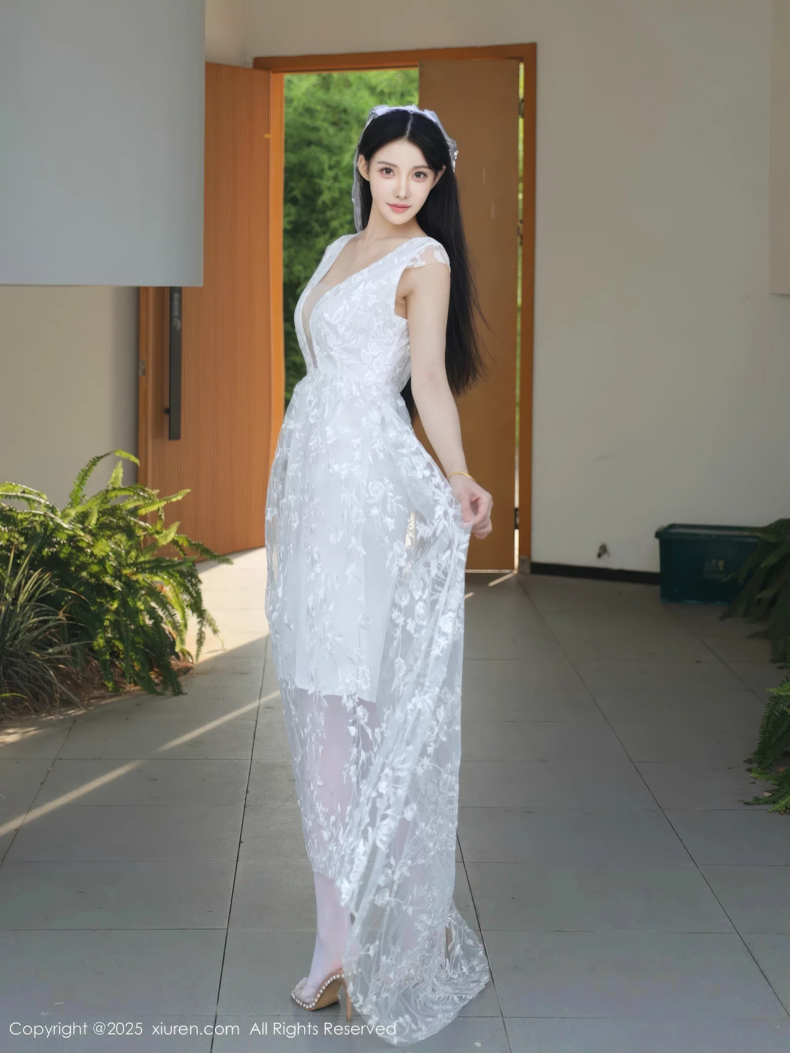   [XiuRen]高清写真图 2025.08.18 No.10661 梨霜儿 白色婚纱第5张图片