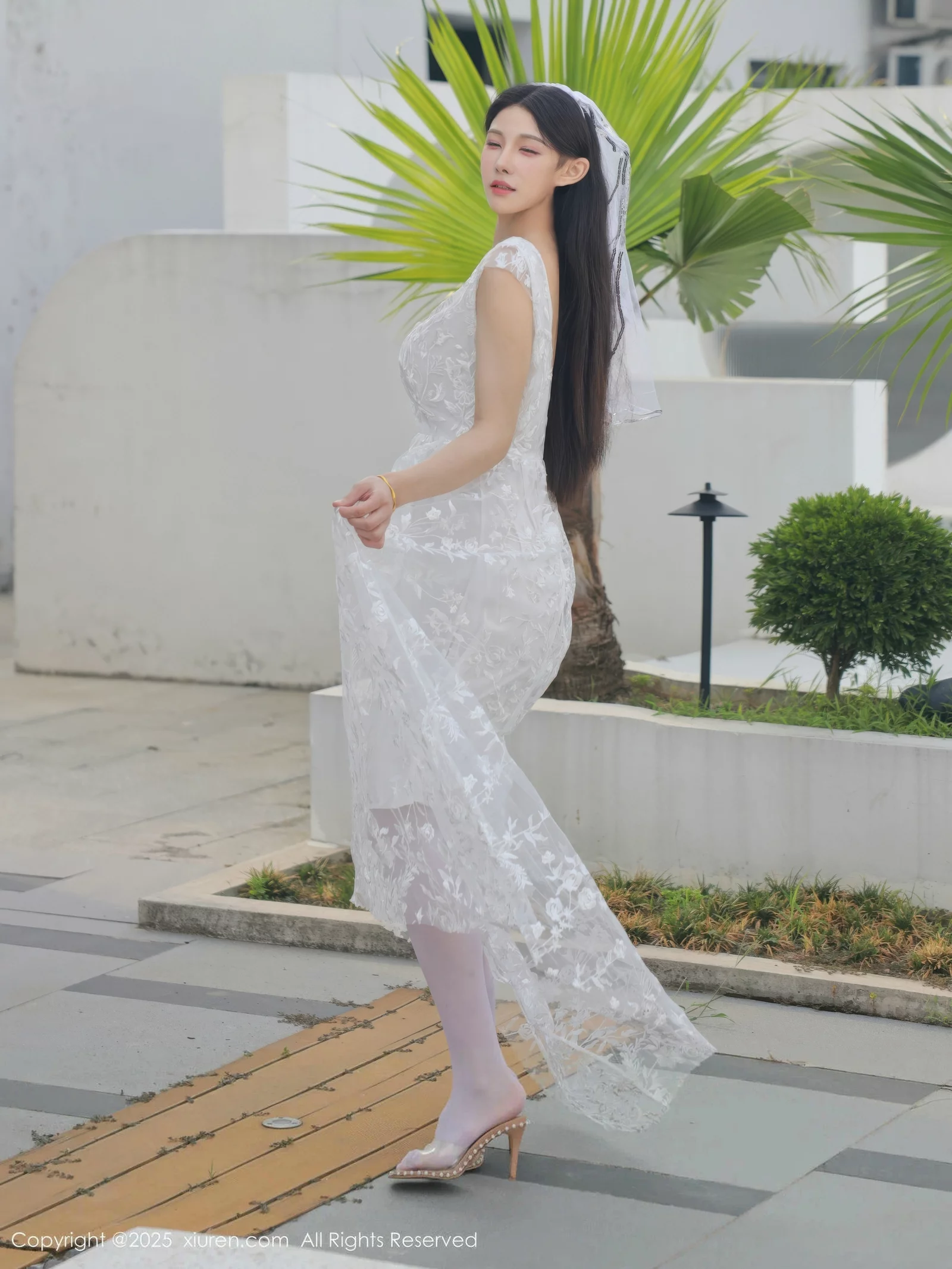   [XiuRen]高清写真图 2025.08.18 No.10661 梨霜儿 白色婚纱第12张图片