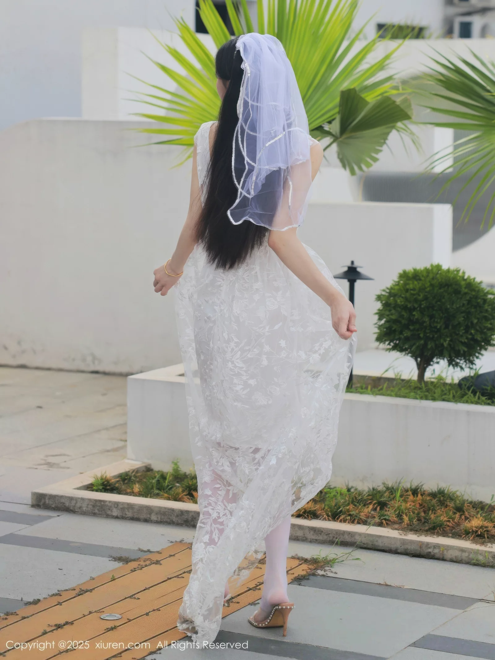   [XiuRen]高清写真图 2025.08.18 No.10661 梨霜儿 白色婚纱第13张图片