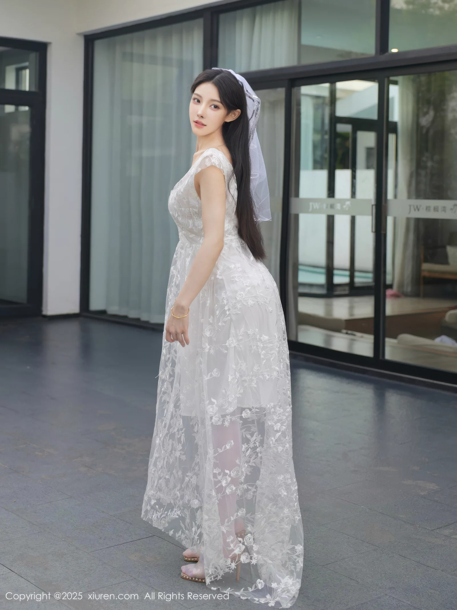   [XiuRen]高清写真图 2025.08.18 No.10661 梨霜儿 白色婚纱第35张图片