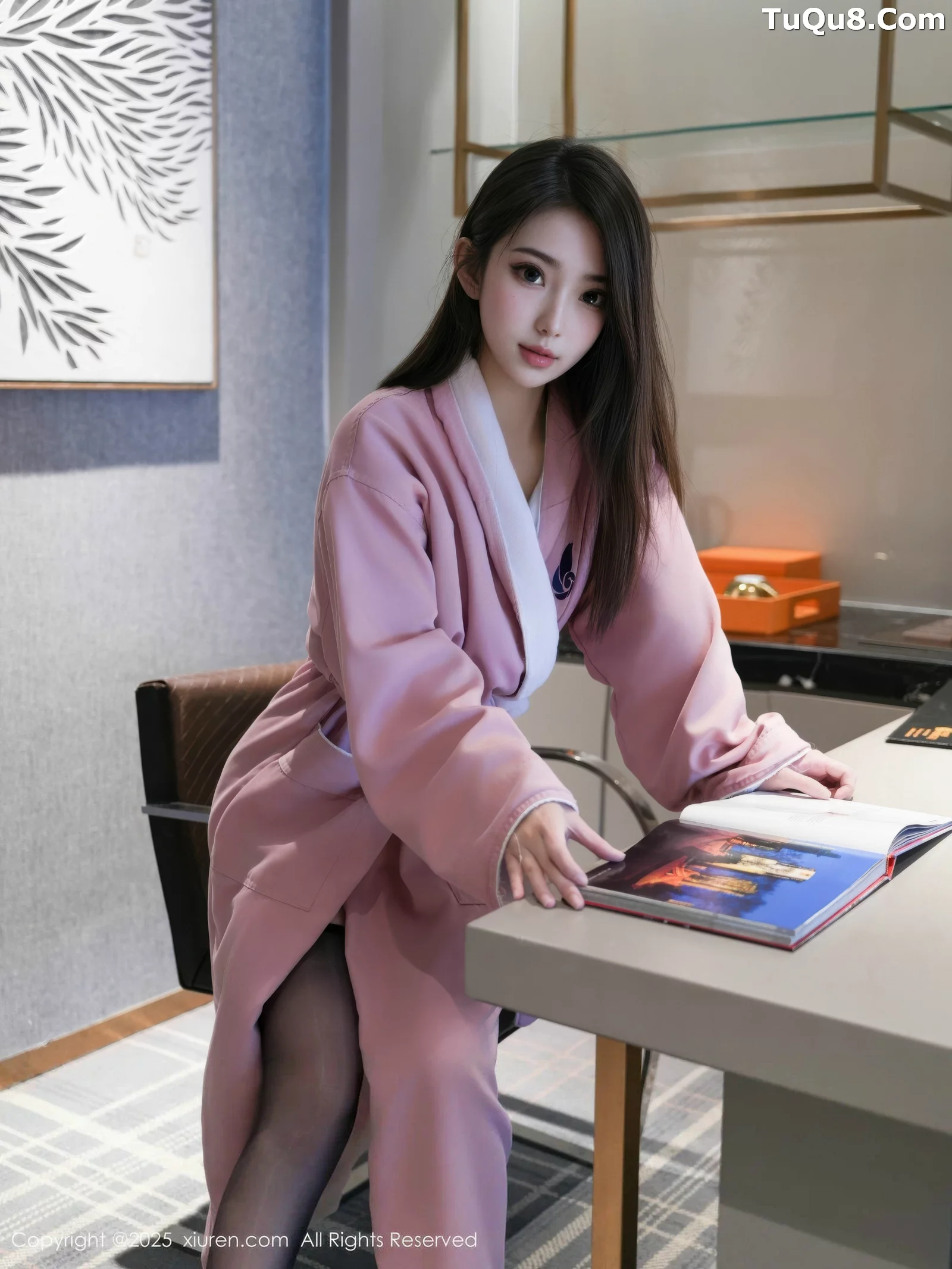   [XiuRen]高清写真图 2025.08.20 No.10669 烧烧小桃 性感OL第3张图片