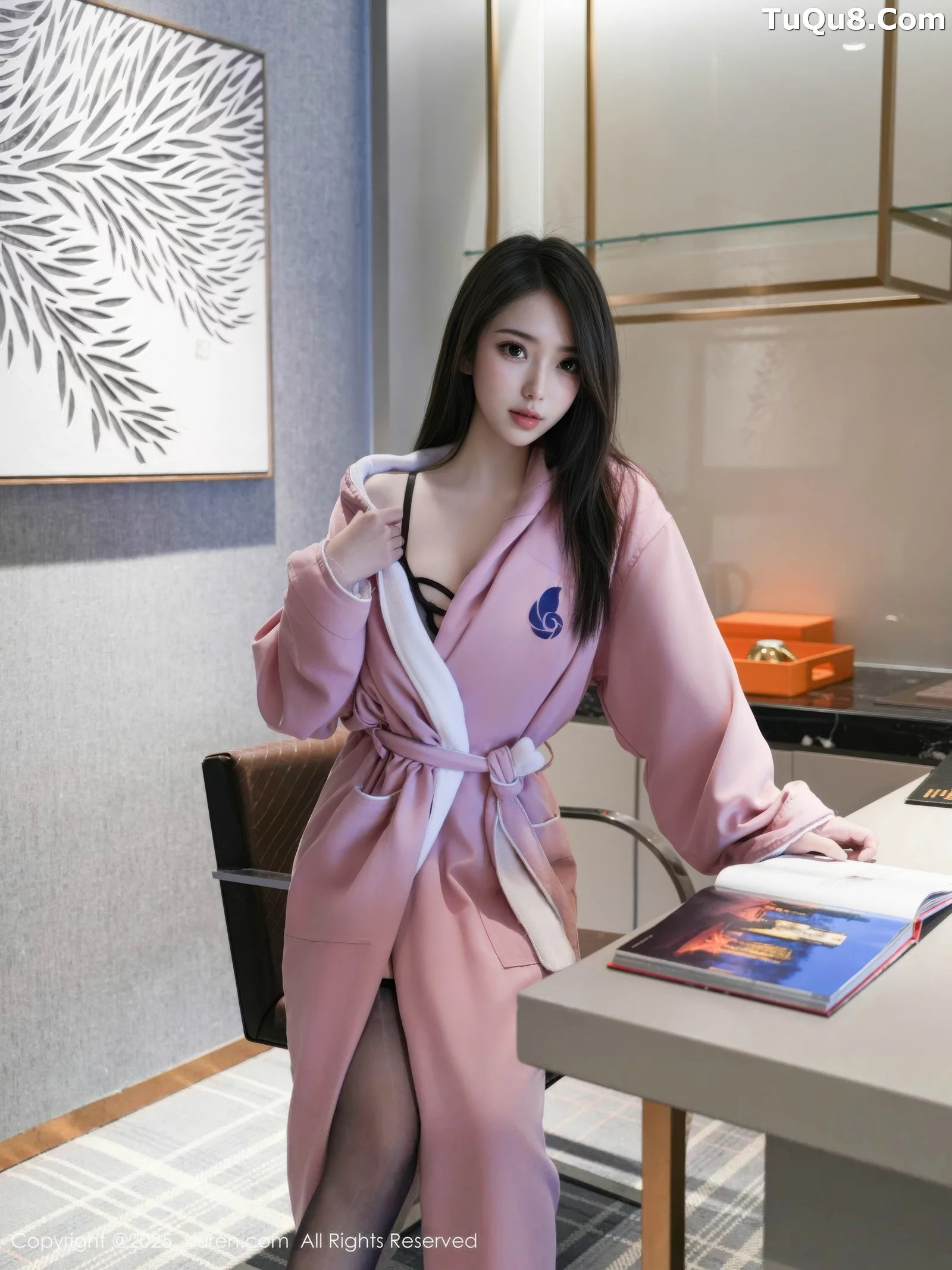   [XiuRen]高清写真图 2025.08.20 No.10669 烧烧小桃 性感OL第4张图片