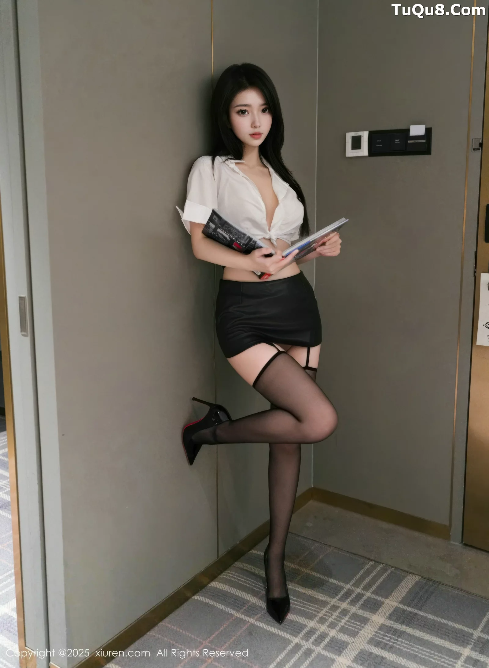   [XiuRen]高清写真图 2025.08.20 No.10669 烧烧小桃 性感OL第43张图片