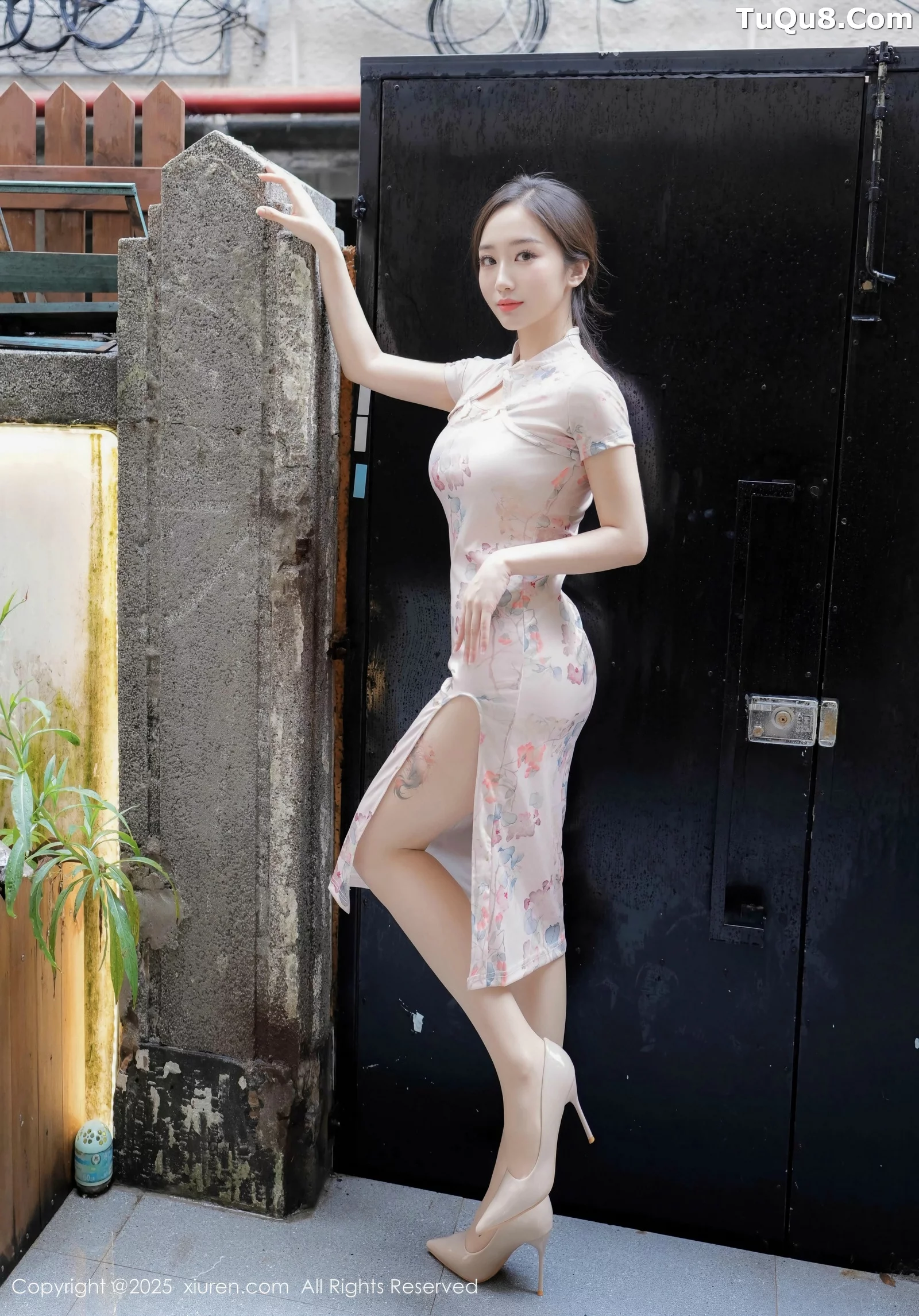   [XiuRen]高清写真图 2025.08.20 No.10671 楠芝 粉色旗袍第1张图片