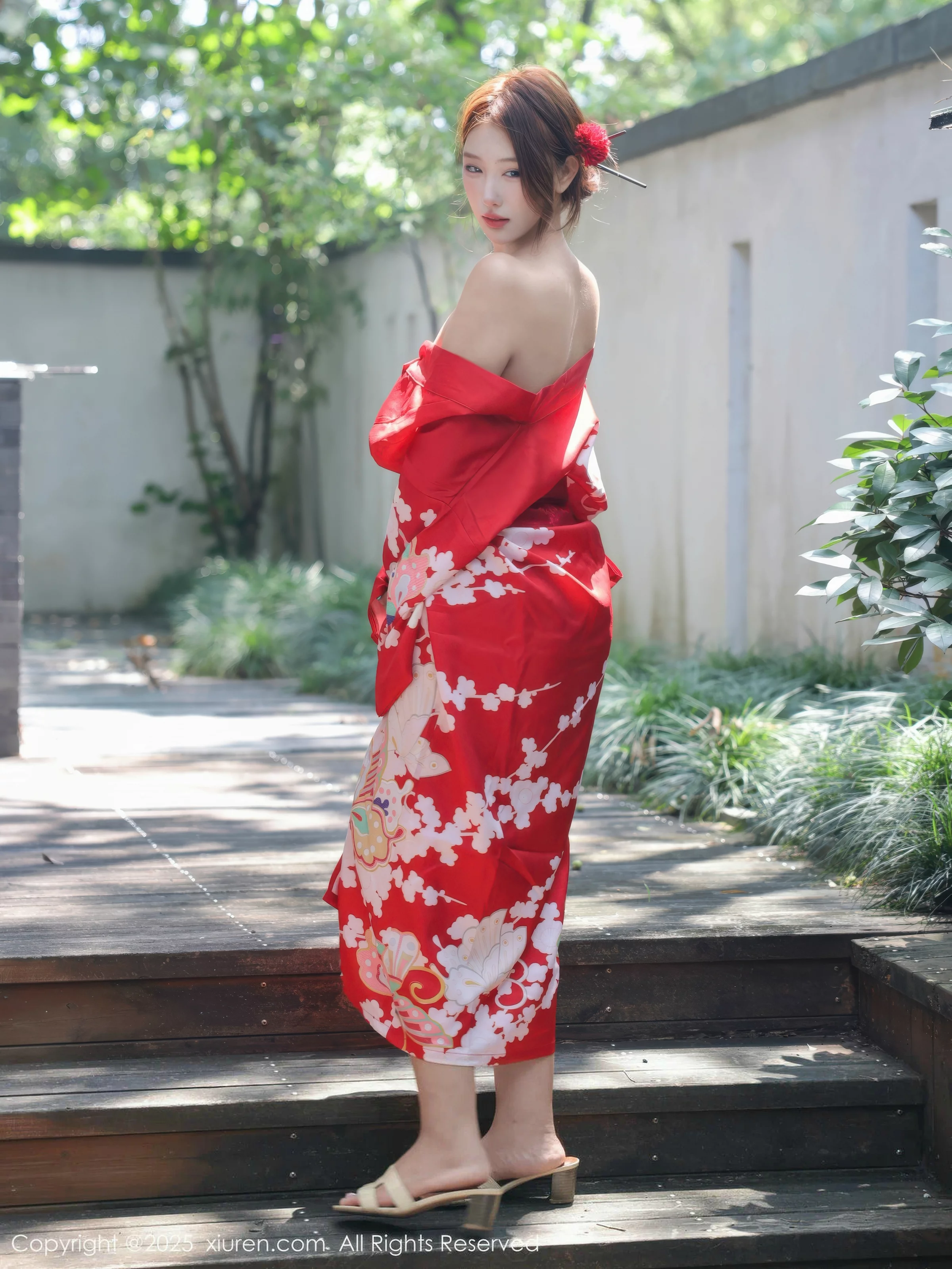   [XiuRen]高清写真图 2025.08.22 No.10683 金允希Yuki 红色和服第17张图片