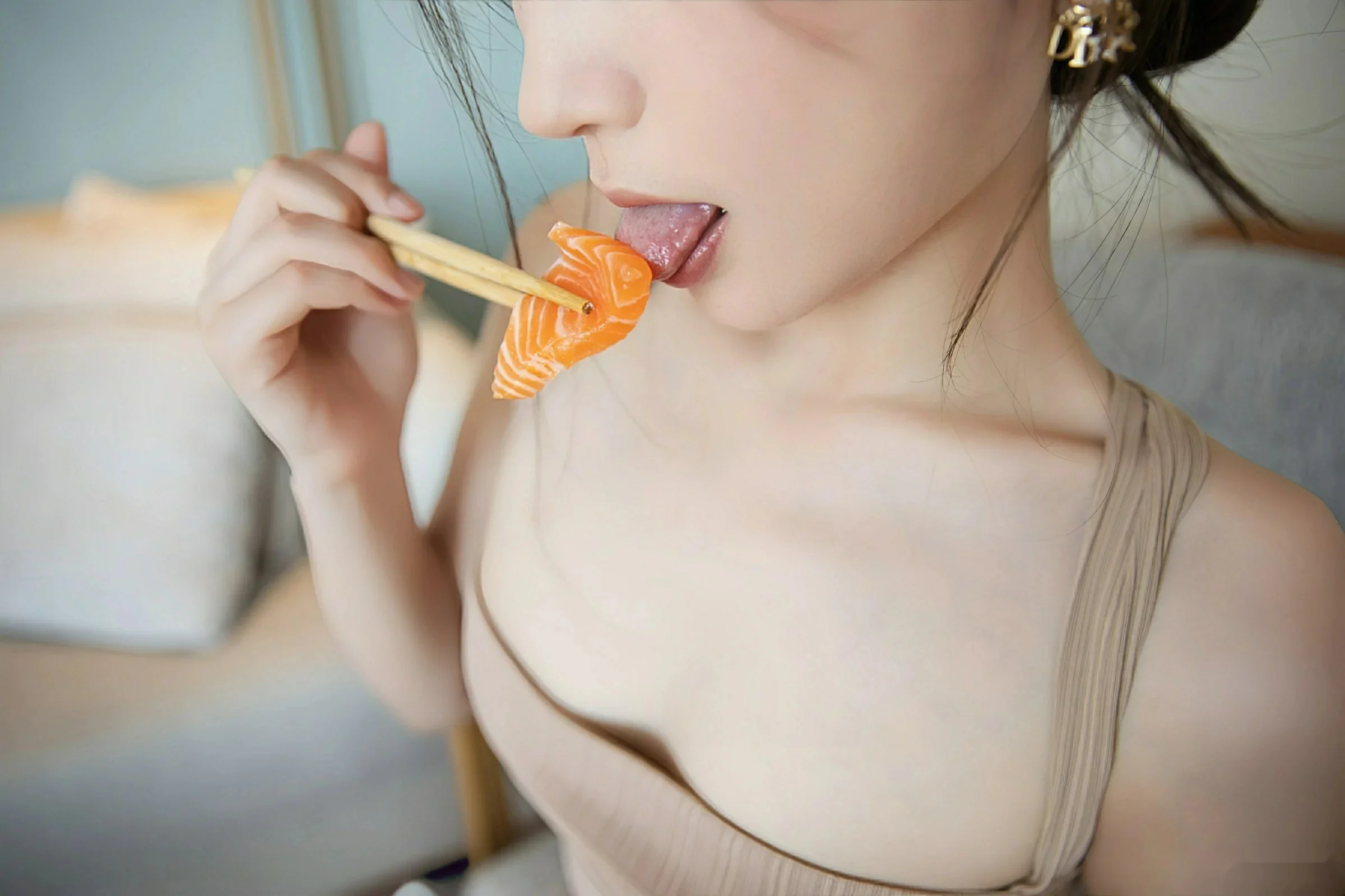   [XiuRen]高清写真图 2025.08.22 No.10678 刘婷婷 肉色连衣裙第1张图片
