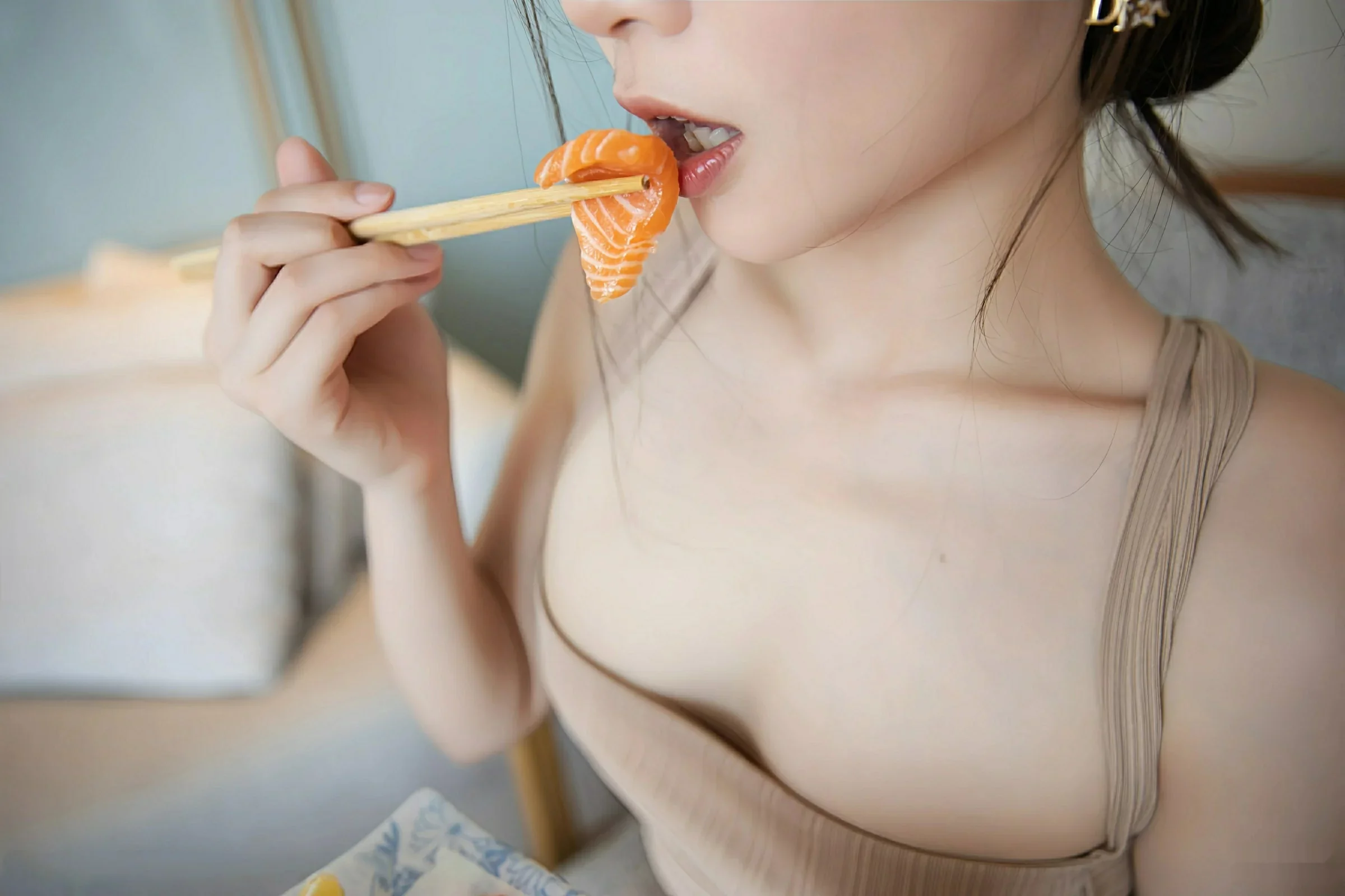   [XiuRen]高清写真图 2025.08.22 No.10678 刘婷婷 肉色连衣裙第41张图片
