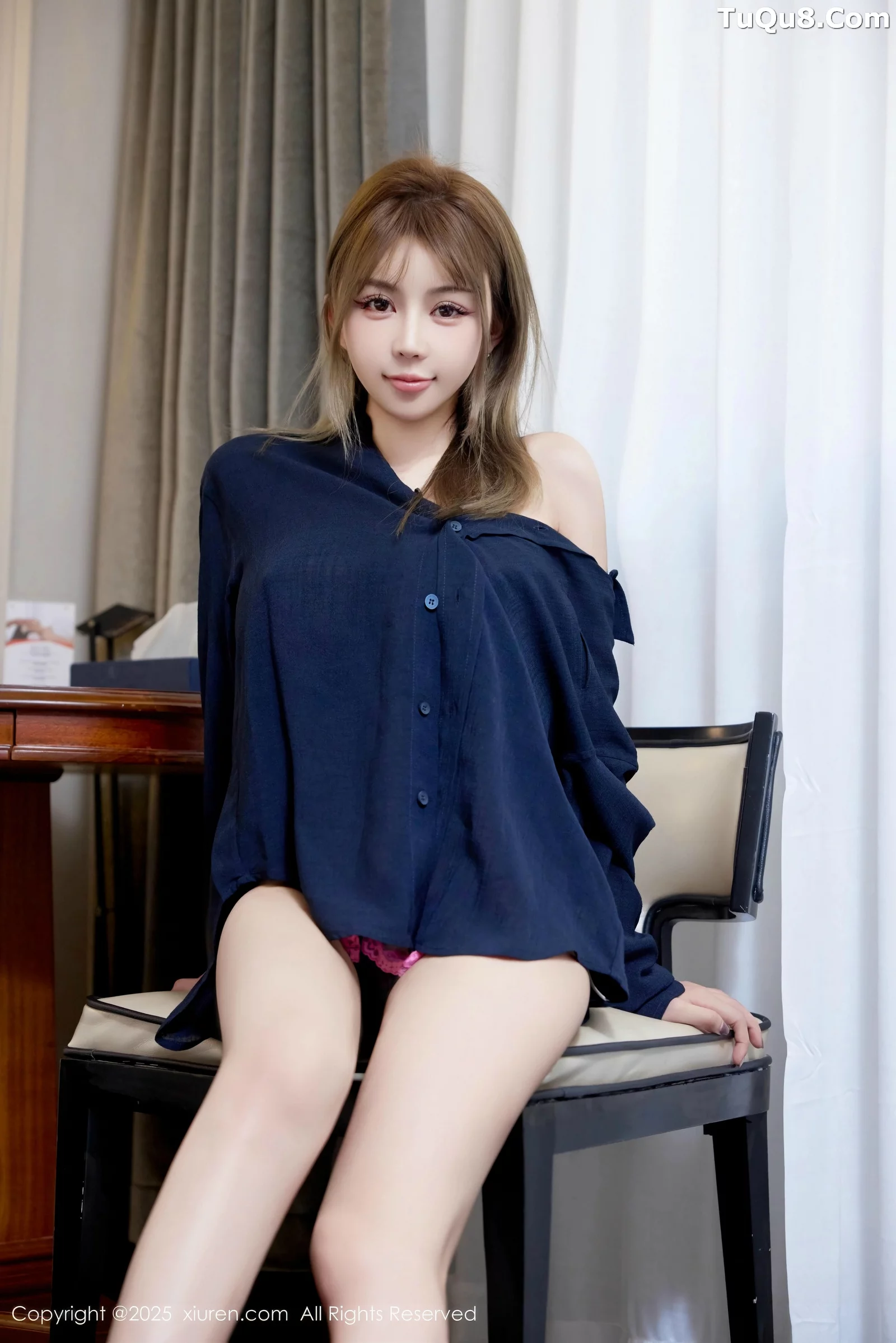   [XiuRen]高清写真图 2025.08.21 No.10673 Zoe柚柚 深色衬衫第11张图片