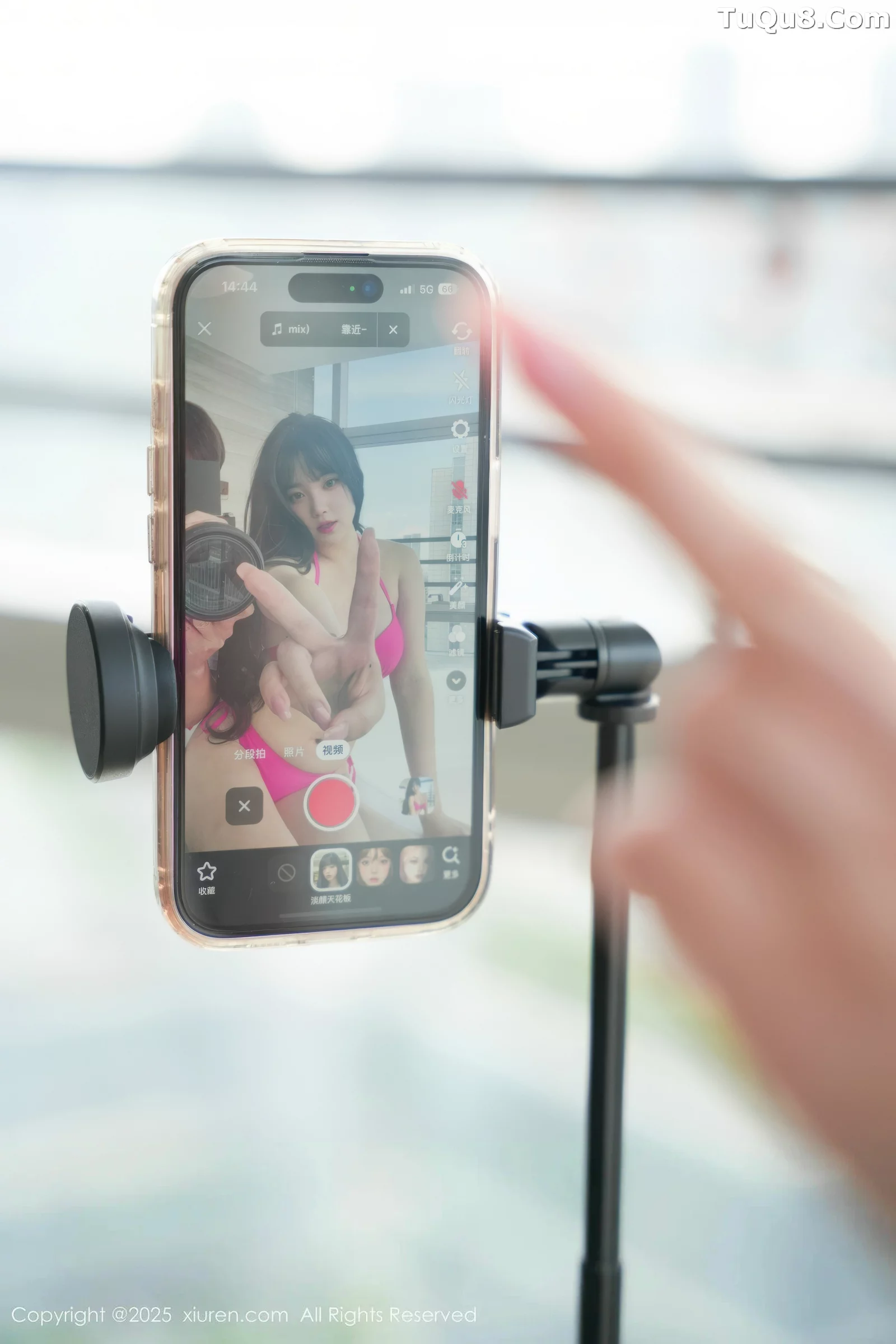   [XiuRen]高清写真图 2025.08.21 No.10675 软情 玫红色比基尼第2张图片