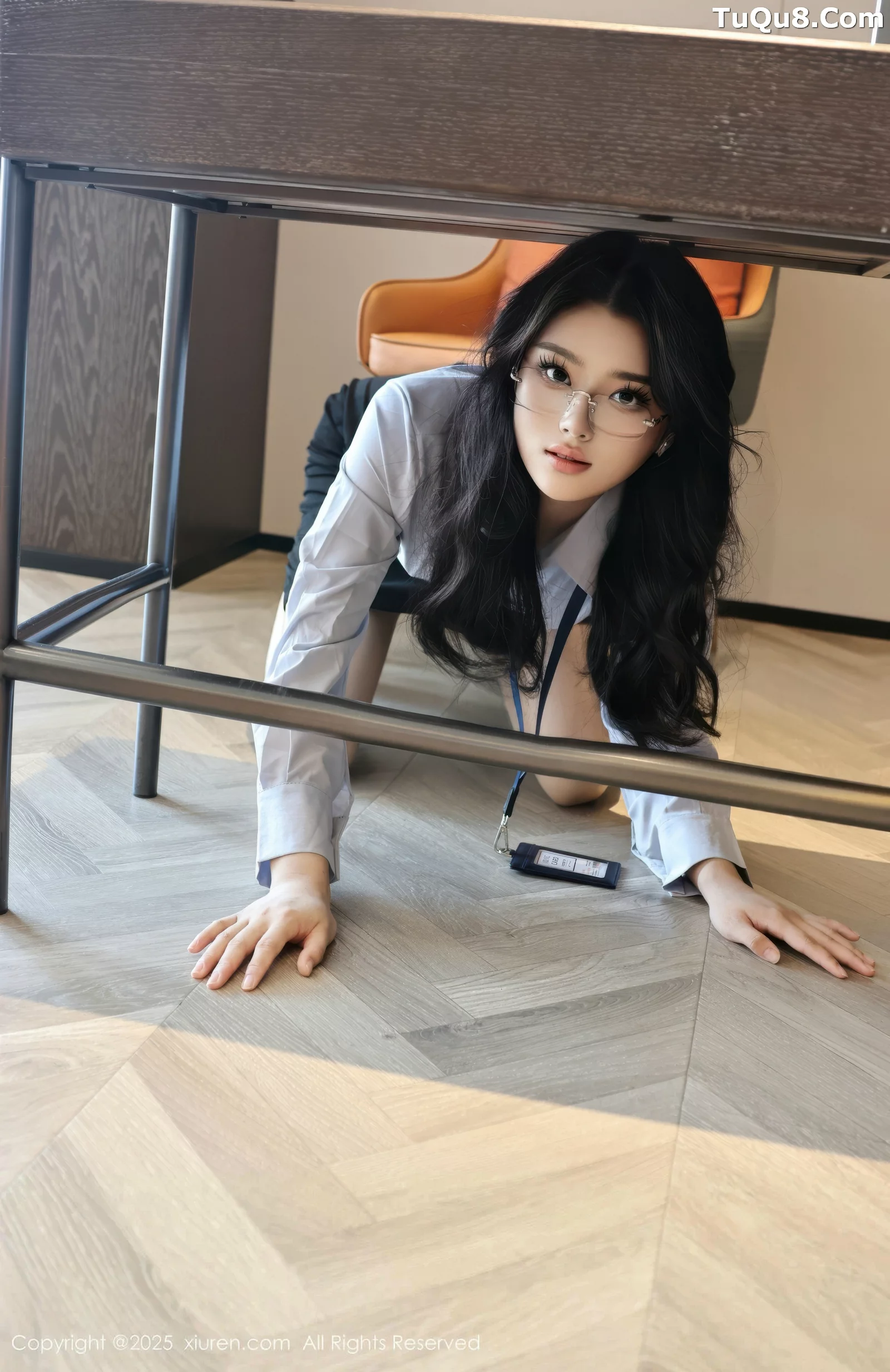   [XiuRen]高清写真图 2025.08.21 No.10674 糯梨子 性感OL第3张图片