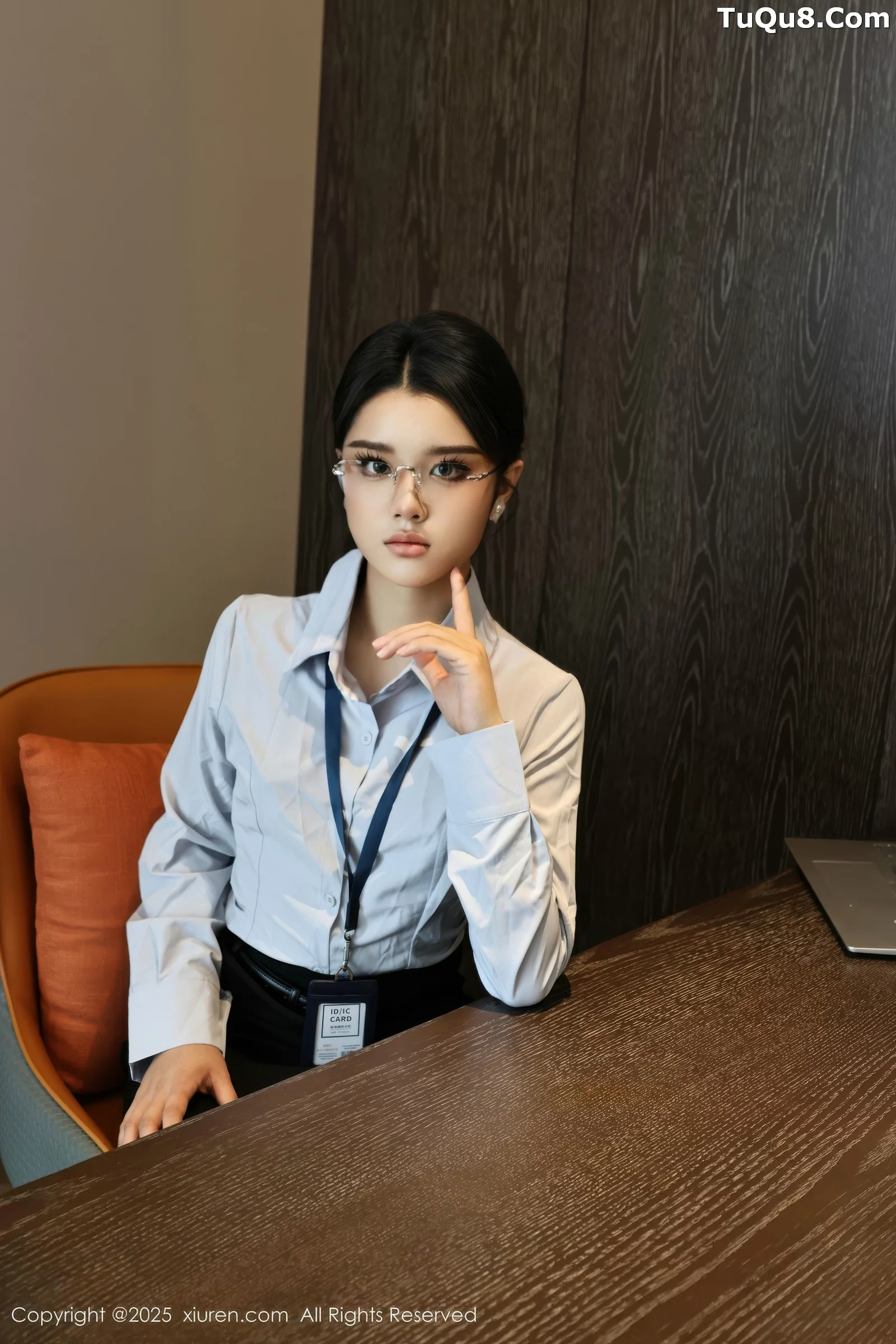   [XiuRen]高清写真图 2025.08.21 No.10674 糯梨子 性感OL第4张图片