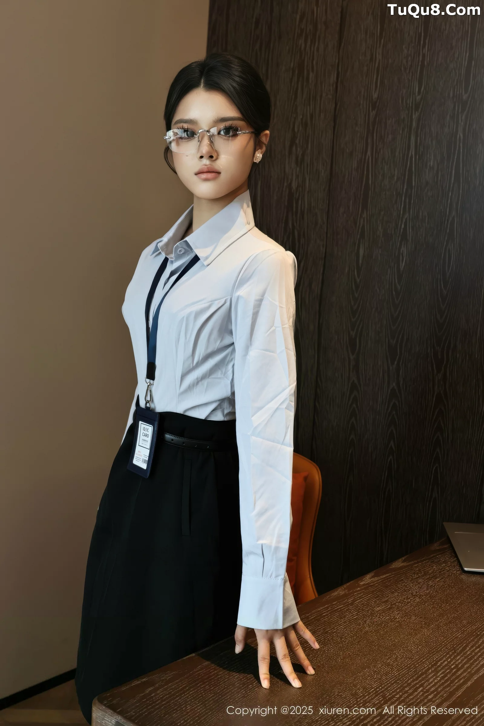   [XiuRen]高清写真图 2025.08.21 No.10674 糯梨子 性感OL第5张图片