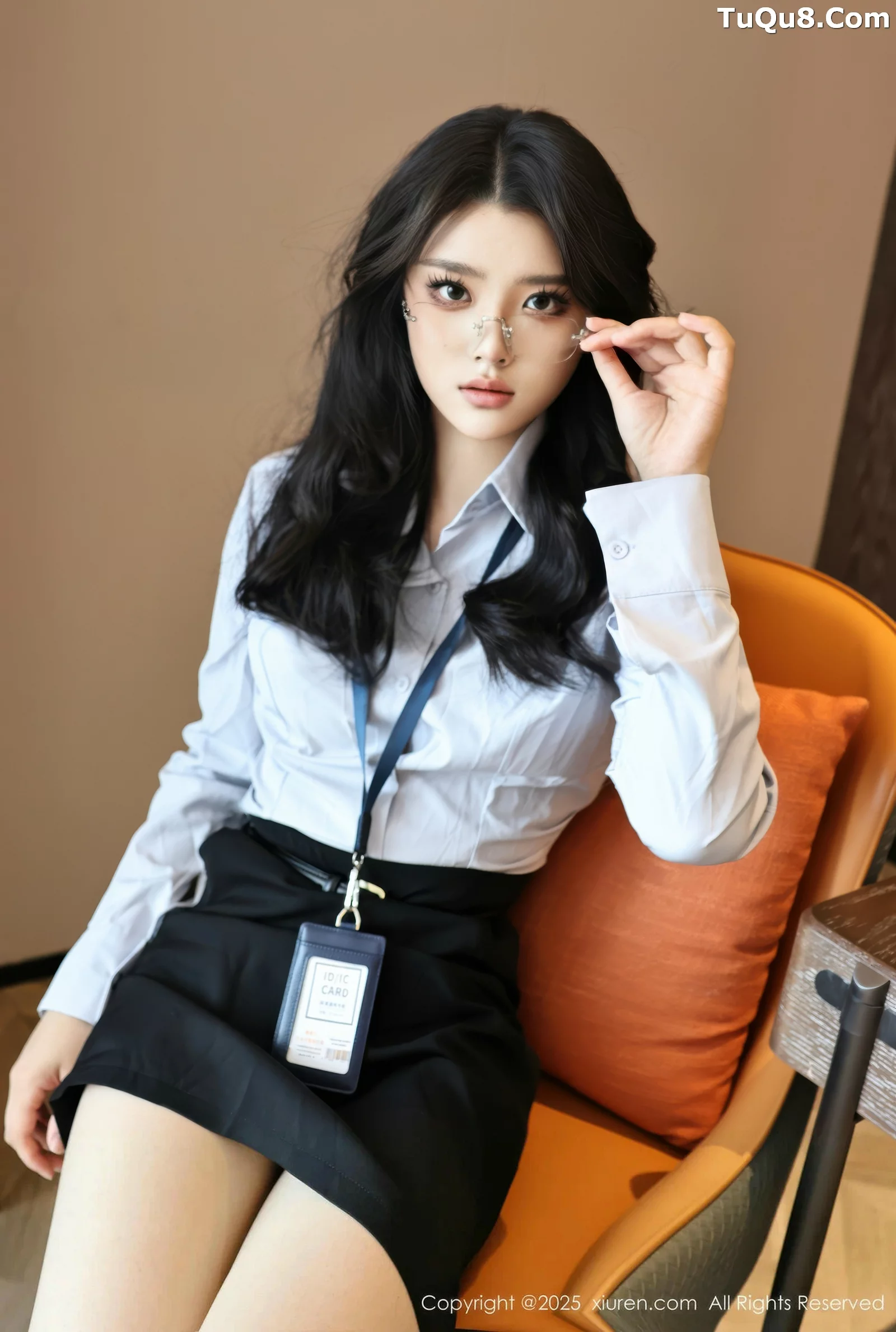   [XiuRen]高清写真图 2025.08.21 No.10674 糯梨子 性感OL第6张图片