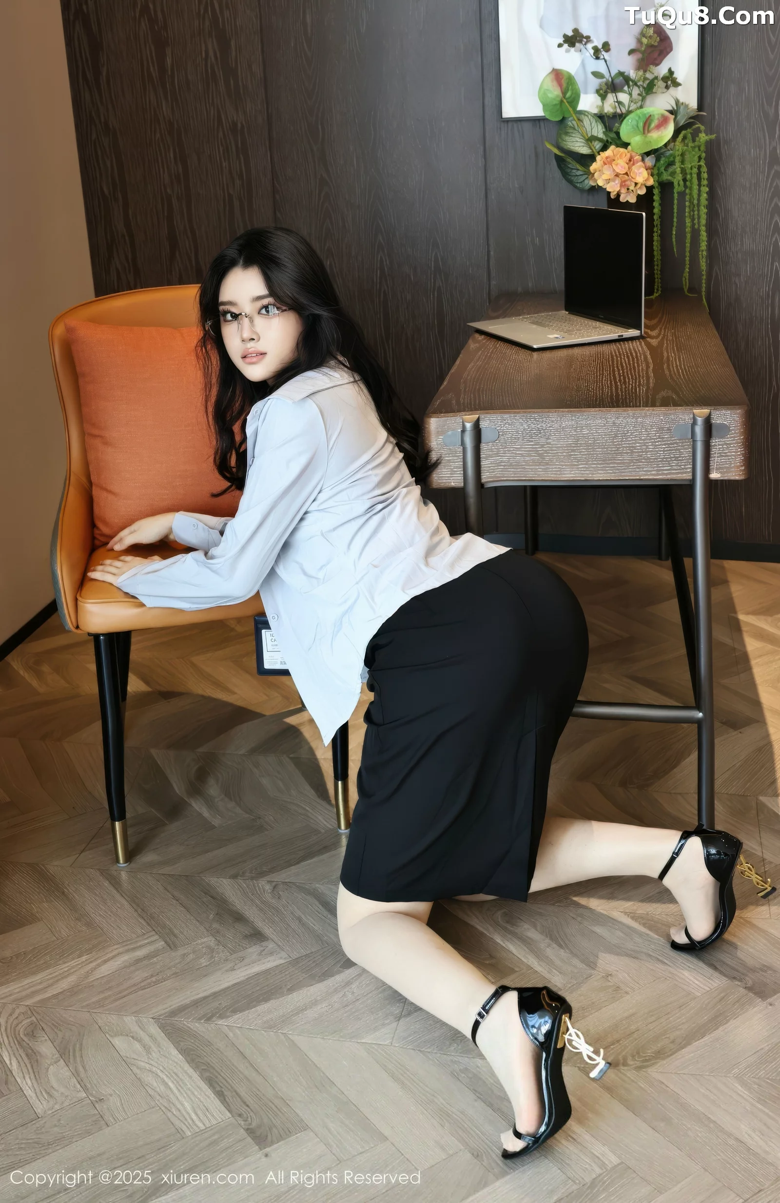   [XiuRen]高清写真图 2025.08.21 No.10674 糯梨子 性感OL第9张图片