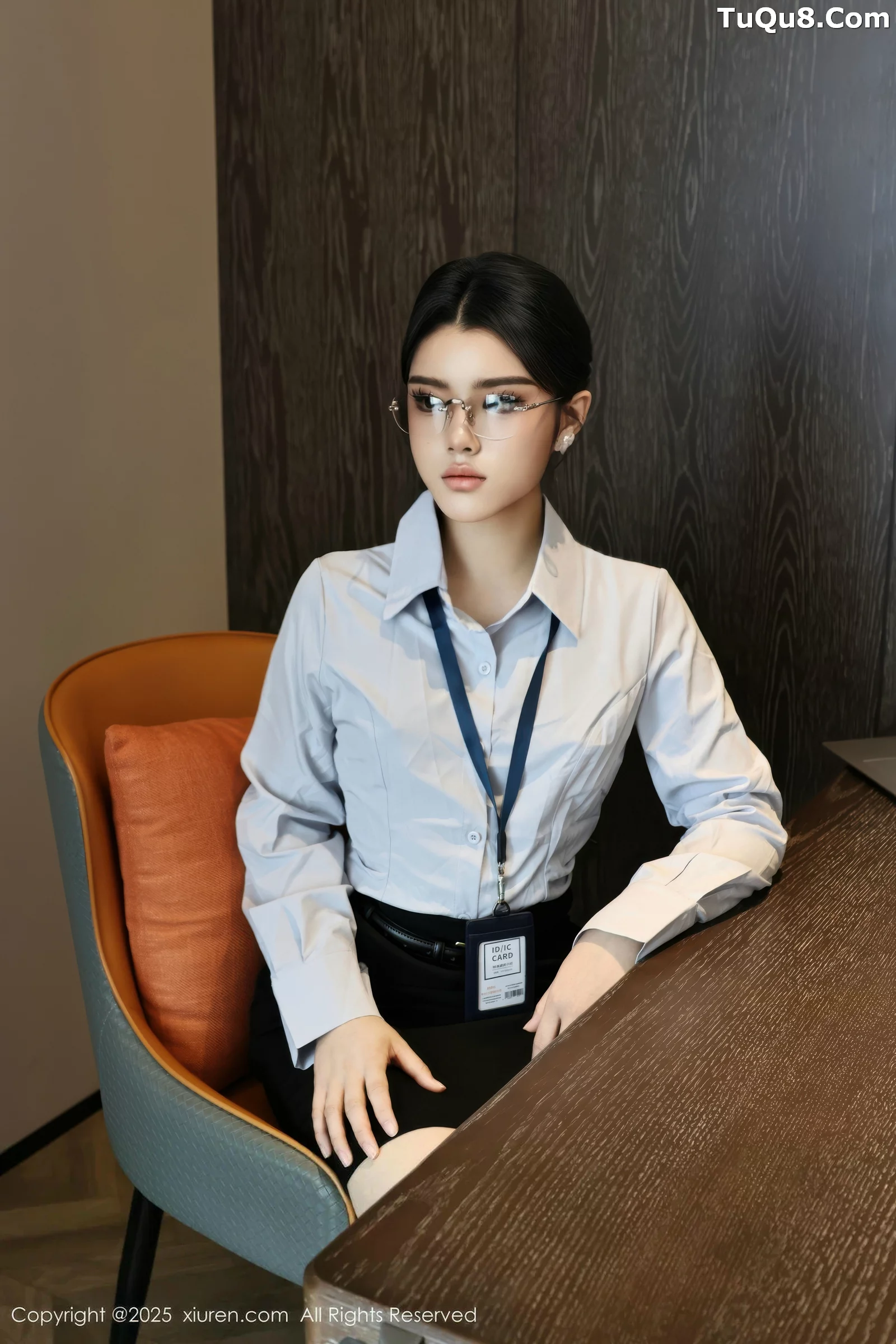   [XiuRen]高清写真图 2025.08.21 No.10674 糯梨子 性感OL第15张图片