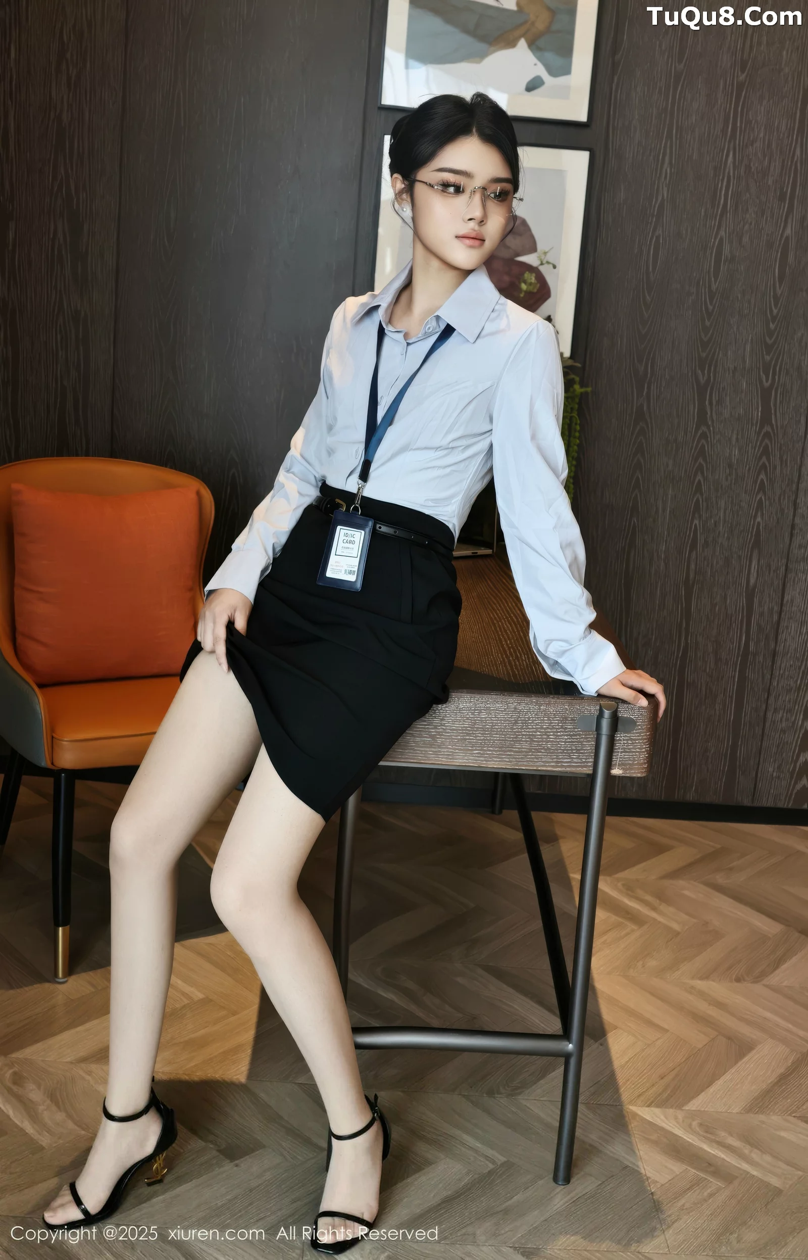   [XiuRen]高清写真图 2025.08.21 No.10674 糯梨子 性感OL第19张图片