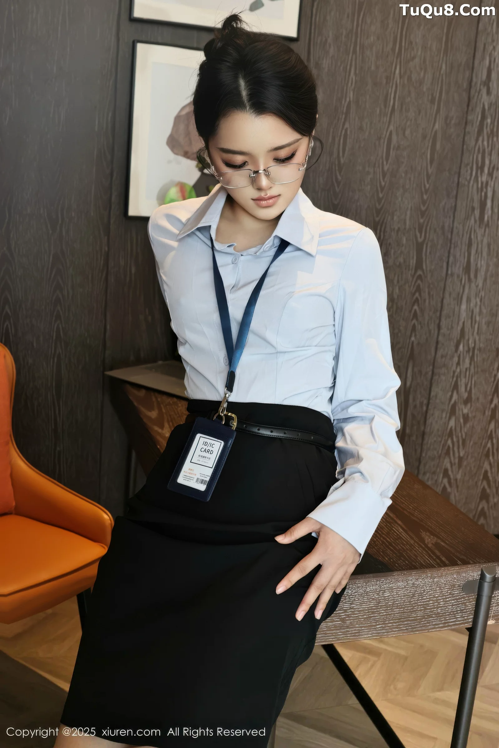   [XiuRen]高清写真图 2025.08.21 No.10674 糯梨子 性感OL第24张图片